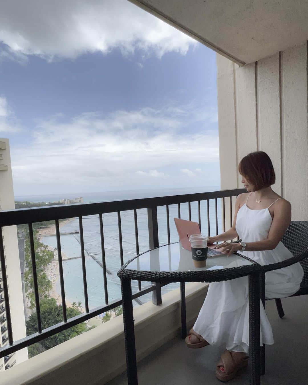 紺谷みえこのインスタグラム：「ほぼ毎日着ていた @ambientofficial  のワンピースと ほぼ毎日飲んでいた @kaicoffeehawaii のアイスコーヒー  #ambient #fashion  #style #onepiece」