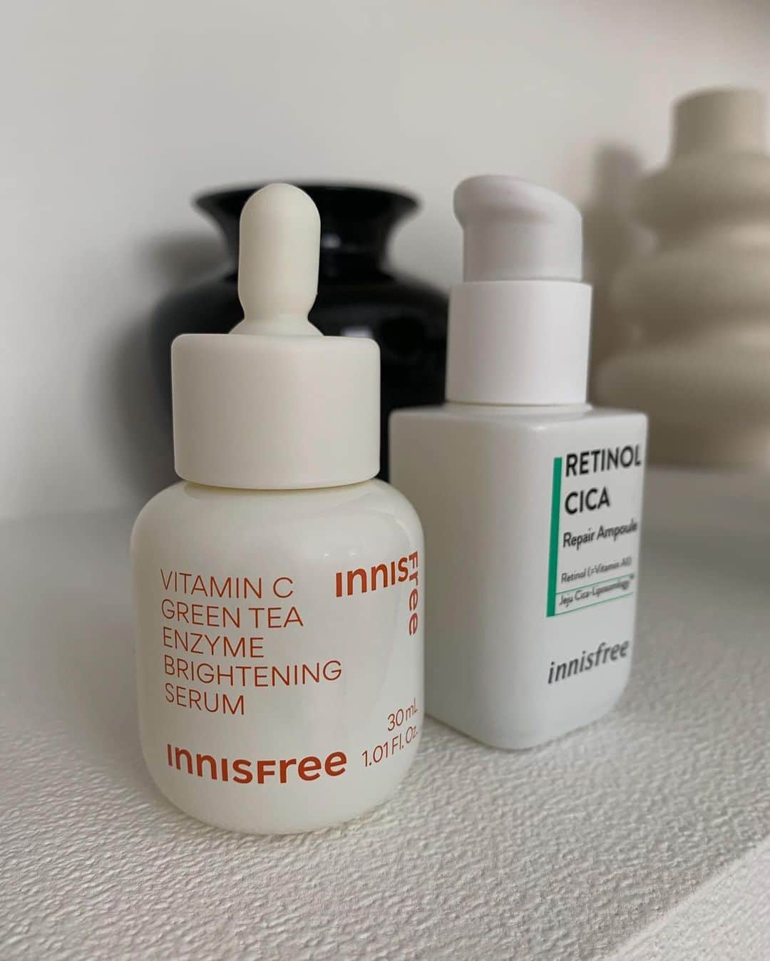 のインスタグラム：「| innisfree レチノールにビタミンC ほんとよく目にするレチCICAセラム レチノールだけど低刺激で無香料 保湿のCICA成分も配合してるから 毎日使えるレチノール🫶🏻 乳液みたいなとろっとしたテクスチャー瑞々しい 塗った後の手の写真艶っとなってる こちらは夜に🌙  そして朝は新発売の☀️ ビタミンCグリーンティーエンザイムブライトセラム 透明なとろみテクスチャーに黄色のカプセルが💛 即時黒化を防ぐビタミンC誘導体と つけてすぐ効果を発揮してくれるピュアビタミンC入りのセラム  夜と朝と使い分け🤭  #innisfree#qoo10#pr#イニスフリー#朝ビタ夜レチ」