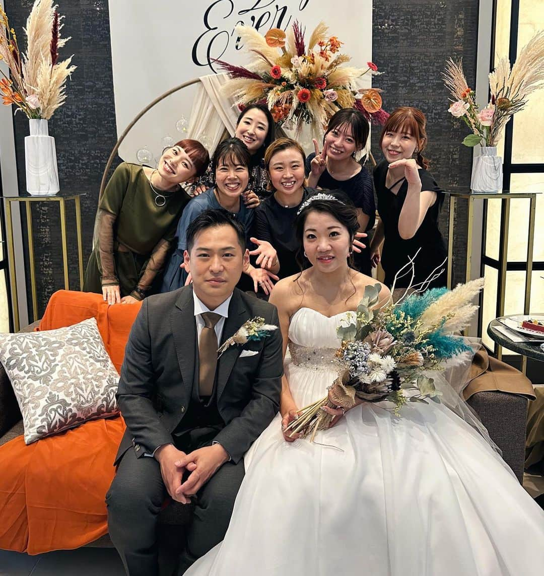 sayocoさんのインスタグラム写真 - (sayocoInstagram)「大大大好きなふたりの結婚式☺️💖  夫婦共々仲良くしてもらってる大好きなオンニ夫婦🫶🩷 ふたりの晴れ姿素敵すぎた！！！ あたたかくて幸せにあふれた素敵な式に 招待してくれて本当にありがとう😇  そしてまさかの私たちにサンクスバイトしてくれて 感謝超えて恐縮すぎた😢❤️‍🩹 (そして食べる時こんなブスなことある？写真6枚目)  自分の結婚式のことなんて遥か昔すぎて記憶薄れてたけど、 私のブーケトスで受け取ってくれて、 このたびお返しのブーケ頂きました🩵滝涙 可愛いブーケ、大切にします🌼  #結婚式 #BEPHOP」5月30日 17時20分 - sayoco