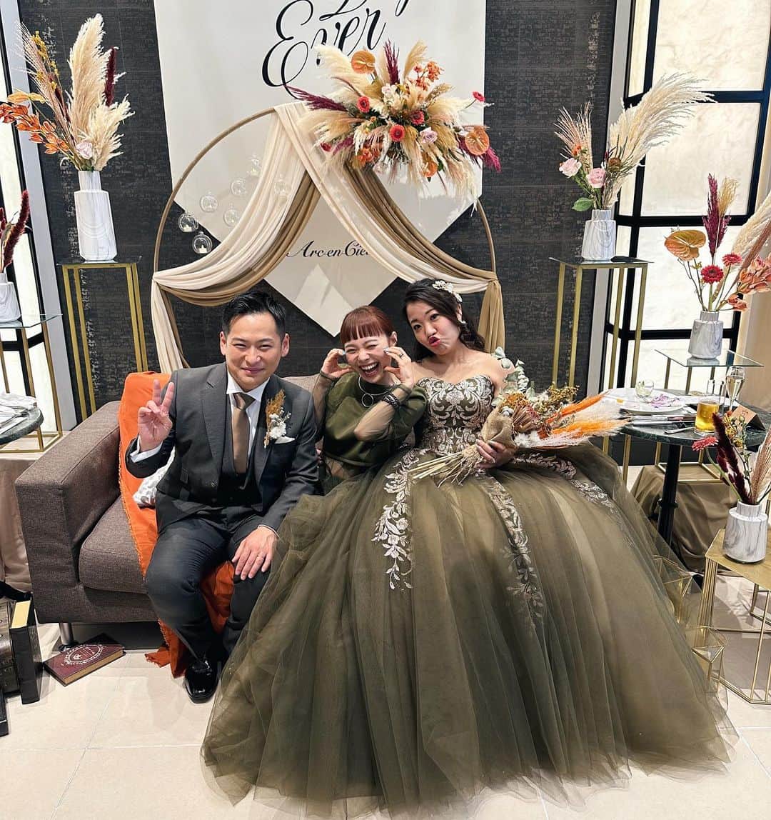 sayocoのインスタグラム：「大大大好きなふたりの結婚式☺️💖  夫婦共々仲良くしてもらってる大好きなオンニ夫婦🫶🩷 ふたりの晴れ姿素敵すぎた！！！ あたたかくて幸せにあふれた素敵な式に 招待してくれて本当にありがとう😇  そしてまさかの私たちにサンクスバイトしてくれて 感謝超えて恐縮すぎた😢❤️‍🩹 (そして食べる時こんなブスなことある？写真6枚目)  自分の結婚式のことなんて遥か昔すぎて記憶薄れてたけど、 私のブーケトスで受け取ってくれて、 このたびお返しのブーケ頂きました🩵滝涙 可愛いブーケ、大切にします🌼  #結婚式 #BEPHOP」