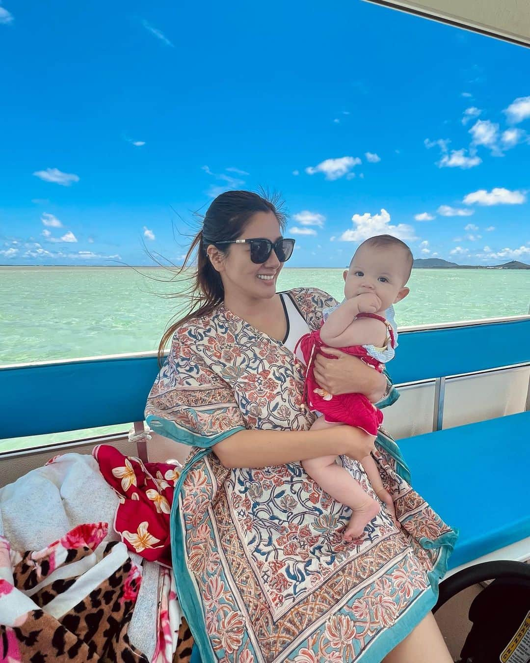 宮崎沙矢加のインスタグラム：「SANDBAR🏖🌺Paradise here🤙🏽 . . . 今日はお友達と皆んなで🛥サンドバーへ🤍ちょうど一年前、来ようとした時は、パパの操縦でしかもめっちゃ船も揺れて波も高いしで🤣怖すぎて引きかえし結果みつけれずw  今日はリベンジできてミシェルも一緒で結果良かった💕 終始楽しそうでずっとケタケタ笑っておりました👶🏼皆んな からいつもhappy baby!!だね~って言われてる💓  今月は飛行機デビュー✈️したり船のったり大忙しなbabyです🥹  日本に一時帰国してから急成長でハイハイにつかまり立ち、四つん這いからお座り。バイバイしたり踊ったりと成長もまぁ大忙し😂💗 ずっと目が離せない日々です。笑 #sandbar #hawaiibeach」