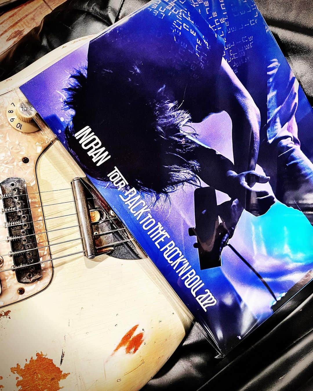 INORANのインスタグラム：「僕の手元にも届いた🔥🔥🔥  Live Blu-ray＋Document Book「#INORAN TOUR BACK TO THE ROCK’N ROLL 2022」  ツアーの熱気を切り取った写真の数々と、9.29 LIQUIDROOM公演のライヴを全曲ノーカットで収めたBlu-rayをパッケージ！ INORAN OFFICIAL WEB SHOP限定販売！  ▼info http://inoran-goods.com」