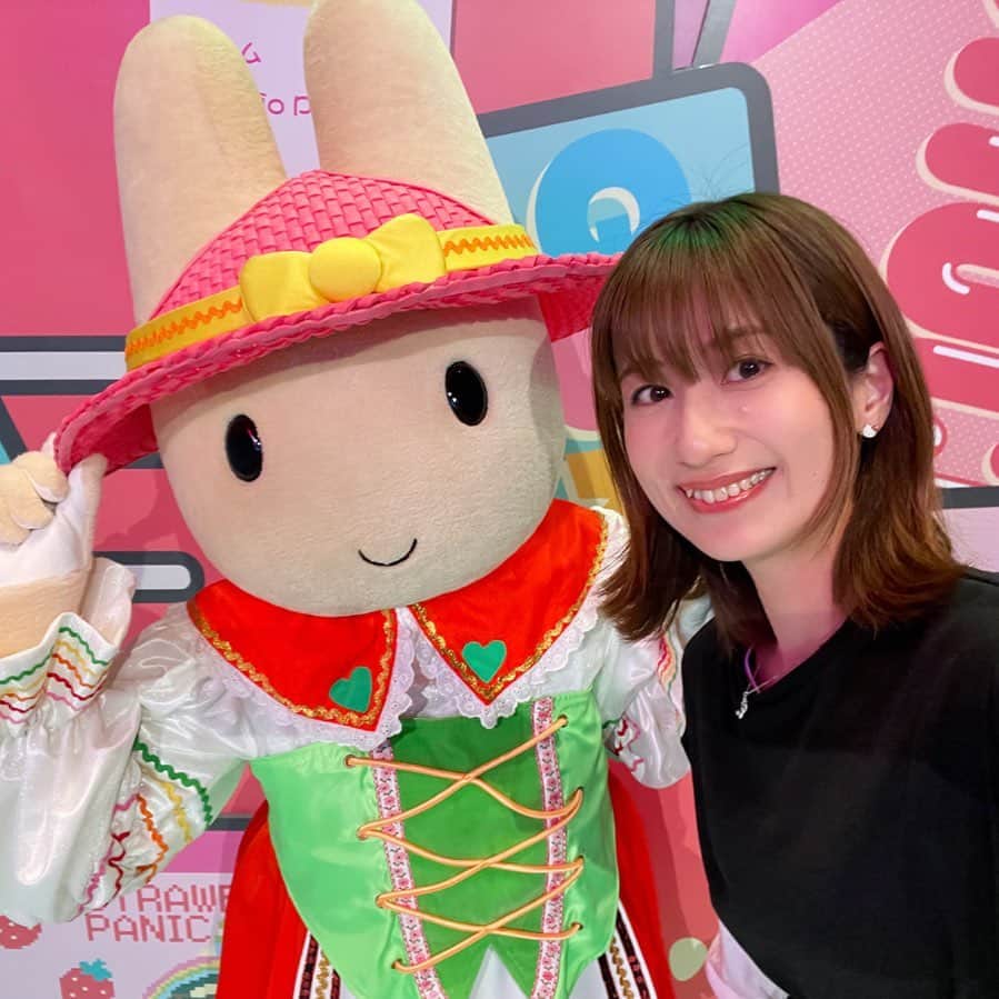 河村唯（うめ子）のインスタグラム：「マロンクリームちゃんと自撮り！ パワーワード。  1年に1度、出てくるか出てこないかの マロンクリームちゃん。 この貴重な写真タイムを 左手だけに託した自分。ぶらぼー👏  この数秒が、たまんねぇです。  #sanrio #sanriopuroland  #ピューロ　#ピューロアンバサダー #グリーティング #マロンクリーム #自撮り 5/31 #誕生日おめでとう #趣味 #一人テーマパーク」