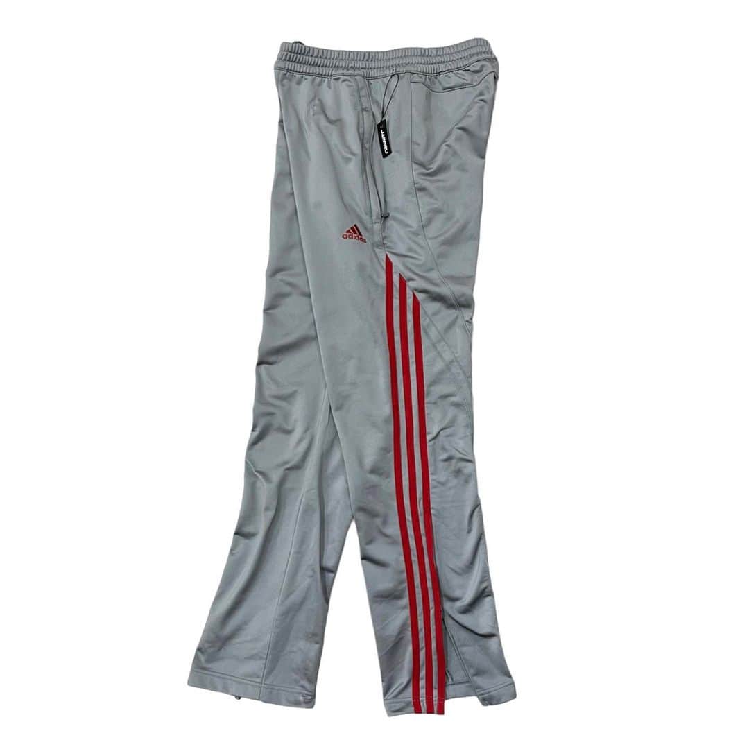ジャムルのインスタグラム：「adidas トラックパンツ グレーxエンジ ¥6800+tax(7480) . グレーにエンジストライプがお洒落なadidasトラックパンツ。 定番のシンプルなデザインとは違う切り替えも◎ .  WEB SHOPに入荷しております。 是非ご覧ください。 jammru.com  #お問い合わせはお電話で承ります #jammru#adidas #osaka  #fashion  #streetstyle  #streetfashion  #vtg  #vintage  #used  #usedclothing  #古着 #古着屋 #ファッション #70s #80s #90s」
