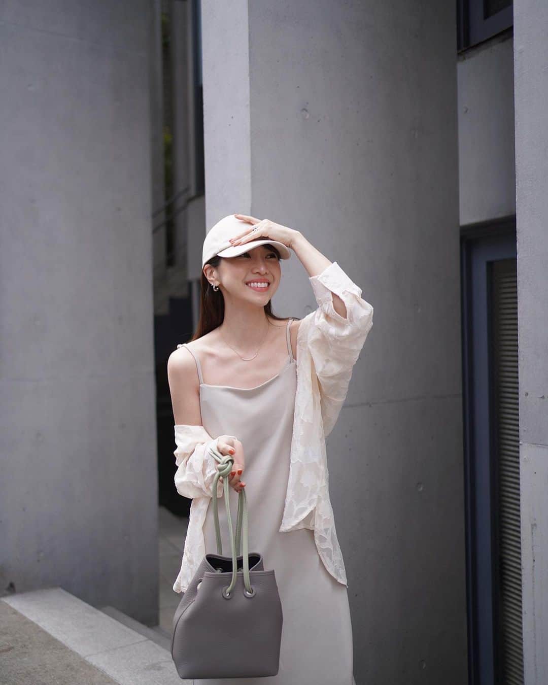 喜田彩子のインスタグラム：「⁡ ⁡ 今月も【サロンケア】へ♡ 私のお肌のサロンケアといえばもちろんシーボン.さん✨ ⁡ 月一の癒しの時間はお肌だけじゃなく 心もリフレッシュさせてもらっています ⁡ ⁡ このサロンケアを体験できるトライアルプランが通常1500円（税込)のところ予約コードを使うと 500円（税込）で体験できるので是非行って💕 ⁡ 予約コード：【ka2304】 2023/6/30 予約分まで @cbon_jp のプロフィールにあるURLから予約できます ⁡ ⁡ ※トライアルプランの流れ 「クレンジング＆洗顔」➡「肌チェック&自分に必要な化粧品やスキンケアの提案」➡「東洋式フェイシャルケア」➡「肌別パック＆目元用パック」➡「お手入れ後の肌チェック」 ⁡ デコルテや肩までオールハンドでケアしてくれる 東洋式フェイシャルケアは最高に気持ちよくて えっ.........と........私は100%寝てしまいます。(即寝) ⁡ ⁡ 肌別パックはその時の肌状態に合わせて4種類から選べるよ✨ ☑ひきしめケア ☑うるおいケア ☑ハリケア ☑美白*ケア ⁡ 気温が上がってきて、目立ち毛穴をどうにかしたくて 今回私は“ひきしめ”に♡ 終わった後の緑のパック姿が面白くて1人で笑った😂 ⁡ ⁡ 私が特に嬉しいなぁと思うのが前後の『肌チェック』！ エピスキャンで肉眼では確認できない 肌トラブルの状態が確認出来るので 【自分の肌に必要なケア(自分に合うスキンケア)】が明確にわかって これが一番の “美肌への近道” だと私は思う👍🏻 ⁡ ⁡ プロの方にスキンケアの使い方や順番なども 教えてもらえるので安心♡♡ フットケアもしてもらえて 本当に有難うございますすぎるコース！！！ ⁡ また1ヶ月がんばる☺🏻💕 ⁡ ⁡ *美白：日やけによるシミ・ソバカスを防ぐ #シーボン #マイシーボン #トライアルプラン体験」