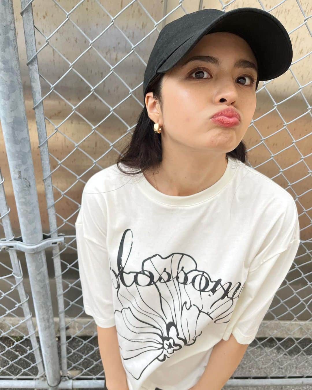 ステファニー チエミのインスタグラム：「今日は親友とお出かけしたよ❤️ 最後はセルフ風吹かしレロレロしてる様子☺️ww  #モノトーンコーデ  #骨格ストレート#プチプラコーデ  #ハーフ女子#ステちゃん#ステファニー」