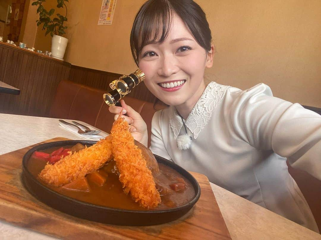 南雲穂波さんのインスタグラム写真 - (南雲穂波Instagram)「アツアツ鉄板カレー！🍛 先週金曜日の特集は"カレー絶景めし"の世界でした🌏  一店目に登場したのは… CAFE NaNa 緑区有松にある地元の皆さんに愛される喫茶店. ランチでは鉄板イタリアンや鉄板ハンバーグなどのアツアツ鉄板メニューが人気です.  🍽エビフライカレー 大ぶりのエビフライが2本乗った一番人気メニュー！ その姿を逆さまから見ると…まるでフランスの世界遺産#ヴェルサイユ宮殿 の#鏡の間 のようです✨  グツグツと煮えたぎるカレーはスパイスが効いていて、食べていくと辛さが蓄積していきます❤️‍🔥 カレーの下に敷いてある卵がとろんと溶け合って美味しい！ 10cm超えのエビフライはサックサクプリップリでした☻  #カフェナナ #ドデスカ！ #絶景めし #メーテレアナウンサー #南雲穂波 #なぐもぐもぐ」5月30日 17時35分 - honami_nagumo_nbn