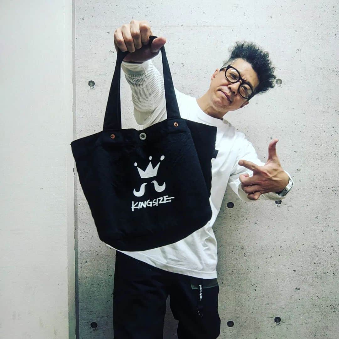 NG HEADのインスタグラム：「いい感じの帆布バッグを紹介👍 手持ちと肩がけの2パターンありますー どっちも使い勝手良しで、めっちゃ迷うヤツ🤣 @dissident_osaka でチェックよろ✌️ 最後の写真のアイテムは近日発売予定! #kingsize」