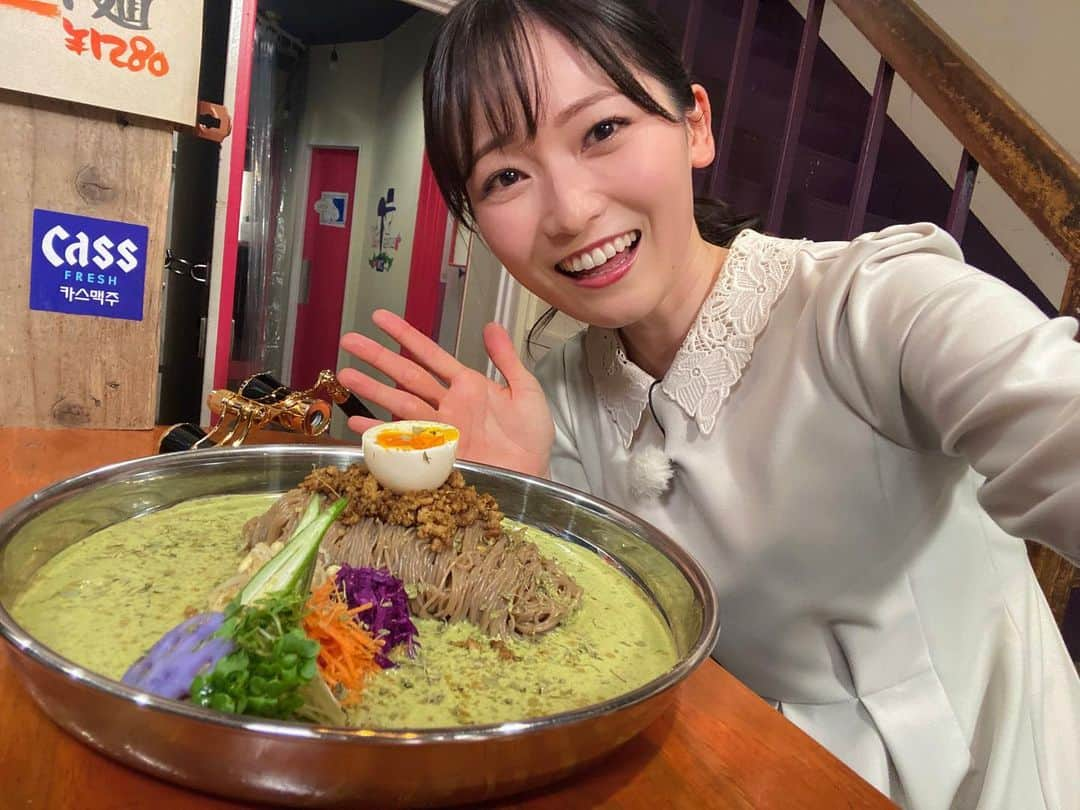 南雲穂波のインスタグラム：「グリーンカレー冷麺！🍛 先週金曜日の特集は"カレー絶景めし"の世界でした🌏  二店目に登場したのは… SueHARUKIYA 岐阜駅近くにあるスパイスカレーのお店. バタフライピーで青く色付けされたライスが目を引く3種あいがけカレーが名物です.  🍽グリーンカレー冷麺 エメラルドグリーンに輝くカレーに冷麺、その上にはキーマカレーも乗っている超個性的カレー. その姿はまさにスロベニアの#ブレッド湖 に浮かぶ孤島のよう✨  細くてコシのある韓国冷麺とグリーンカレーをとにかくよく混ぜて食べてください！ 結構刺激的ですが、ココナッツミルクたっぷりなので甘さもあります☻ テイクアウトもできるそうです.  #春木屋 #ドデスカ！ #絶景めし #メーテレアナウンサー #南雲穂波 #なぐもぐもぐ」