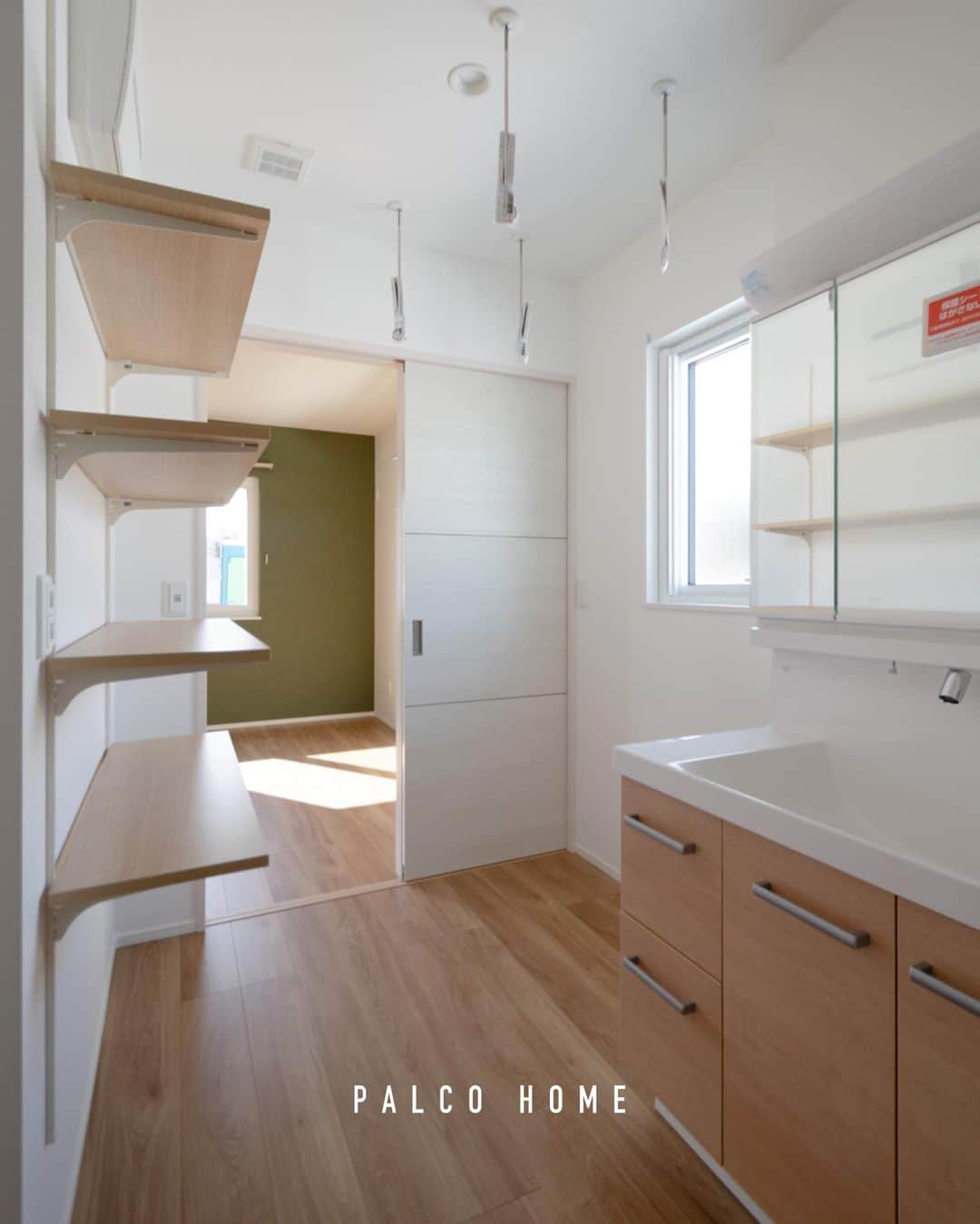 palcohomeさんのインスタグラム写真 - (palcohomeInstagram)「【施工事例】  矢巾町｜N様邸 延床面積　23.05坪  パルコホームでは定期的に 見学会などのイベントを開催しています！ インスタDMやLINE HPからお気軽にご予約ください🌷  －－－－－－－－－－－－－－－－  more photo : @palcohome  －－－－－－－－－－－－－－－－  公式LINE : @palcohome_line  －－－－－－－－－－－－－－－－  🎥Youtubeやってます ▶︎『パルコホーム』で検索！🕺  －－－－－－－－－－－－－－－－  TikTok でルームツアー見れます🔻 @palcohome_865 スタッフの素顔も見たい方はこちら🔻 @palcohome_staff  －－－－－－－－－－－－－－－－  わたしたち、#パルコホーム は 『笑顔あふれる幸せな家族を増やしたい』 まずは家事・育児・仕事と忙しいママが笑顔になれば その笑顔が伝染して家族みんなも笑顔になる。 そんな想いからオリジナル商品『#ママ楽の家』を開発。  ライフスタイルが変わりつつある昨今でも ママに限らず、家事をするひとの負担を減らして じぶん時間を楽しめるような ワクワクする家づくりを行っています！  パルコホームは、 岩手県内全域、青森県八戸市近郊で 家づくりのサポートをしています。  －－－－－－－－－－－－－－－－  #パルコホーム　#マイホーム　#新築　#注文住宅　#収納　#新築マイホーム　#新築一戸建て　#家づくりアイデア　#家づくり計画　#おしゃれな家　#新築計画中の人と繋がりたい　#岩手住宅会社　#赤ちゃんのいる生活　#岩手　#岩手建築会社　#一戸建て　#住まい」5月30日 18時00分 - palcohome