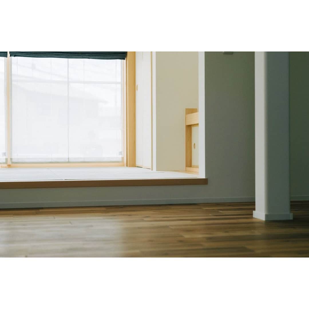 有限会社 稲葉製材住宅さんのインスタグラム写真 - (有限会社 稲葉製材住宅Instagram)「【窓のある小上がり和室】 15cmの段差をつけた小上がり和室。 角には大きな窓があり明るい光が差し込みます。 畳は八代産のい草です。  畳：い草 襖：造作  #新築#和室#小上がり#畳#おしゃれ#かっこいい#自然と繋がった家#木のある暮らし#木の家#自然素材#家づくり#マイホーム計画 #楽しい暮らし#自然と暮らす#暮らし#家#施工事例#注文住宅#戸建て#熊本#玉名#山鹿#工務店#ハウスメーカー#稲葉製材住宅#イナバ#イナバの家#sdgs  〜〜〜〜〜〜〜〜〜〜〜〜〜〜〜〜〜〜  【熊本の暮らしに寄り添った工務店】 熊本県北を中心に新築、リノベーションを手掛ける工務店です。 家を建てることがゴールではなく、家を建てたあとの暮らしにフォーカス。 一人ひとりが楽しい暮らしを送れる家をご提案することが重要だと考えます。 素材にもこだわり、県産材を使用したりと人と自然に配慮した熊本らしい家づくりをご提案します。」5月30日 17時40分 - inaba_home