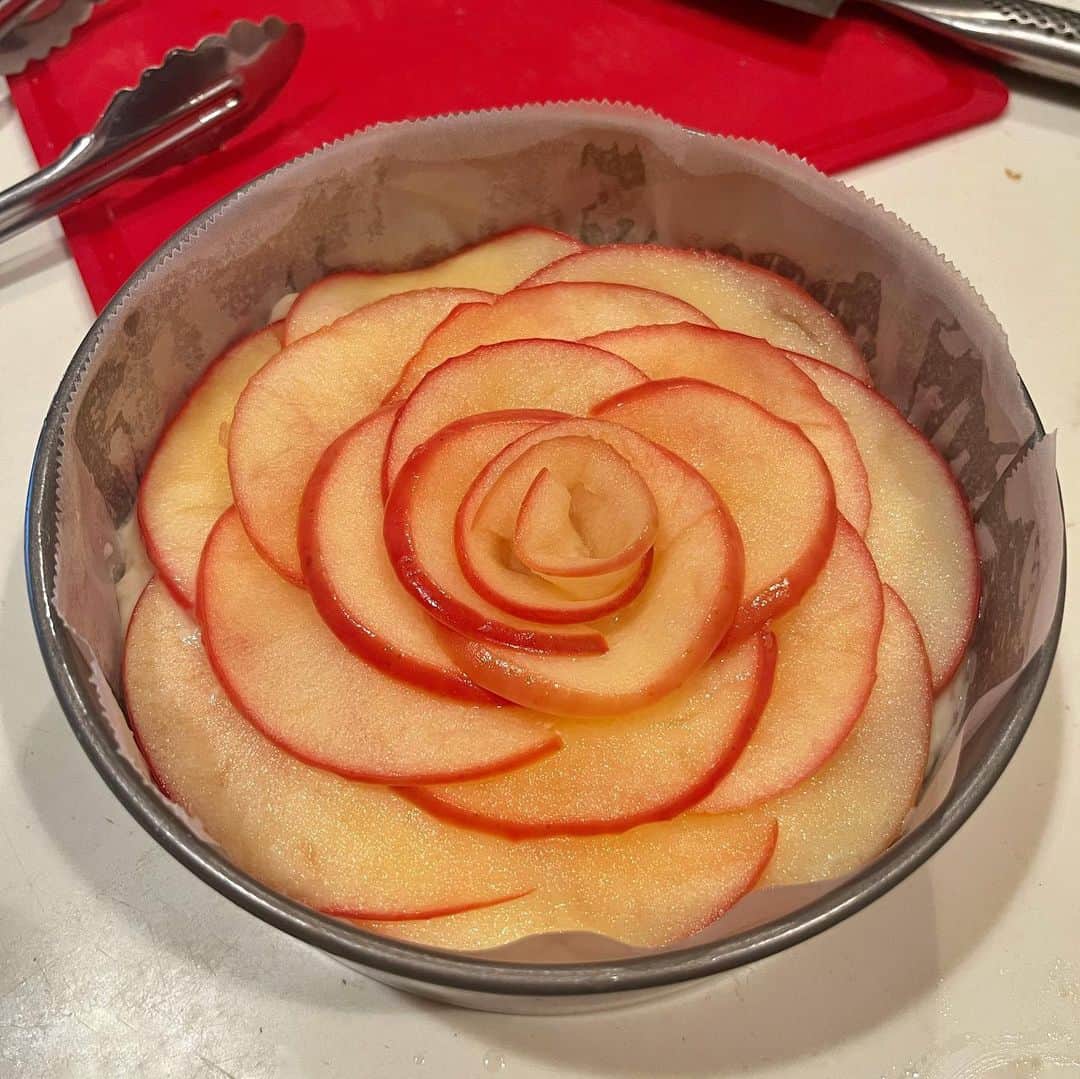 小鳥遊しほさんのインスタグラム写真 - (小鳥遊しほInstagram)「りんごの薔薇を咲かしてみましたオンザケーキ🍎🌹ひさしぶりにお菓子作りなどしてみた🌞✨✨✨ ふっふーーー！  くるみ入りのしっとりケーキにはちみつりんごを乗せて焼いた〜！  どうせなら可愛くと思って 薔薇にしたぁ〜！！！！！  お　と　め　〜〜〜！！！  🍎🌹🍎🌹🍎🌹🍎  #cake #apple #cakedesign #instacake #applecake #nutscake #nats #rose #rosecake #handmade #小鳥飯 #ケーキ #りんごケーキ #くるみケーキ #胡桃 #林檎 #お菓子作り #手作りおやつ #小鳥菓子」5月30日 17時44分 - shihotakanashi