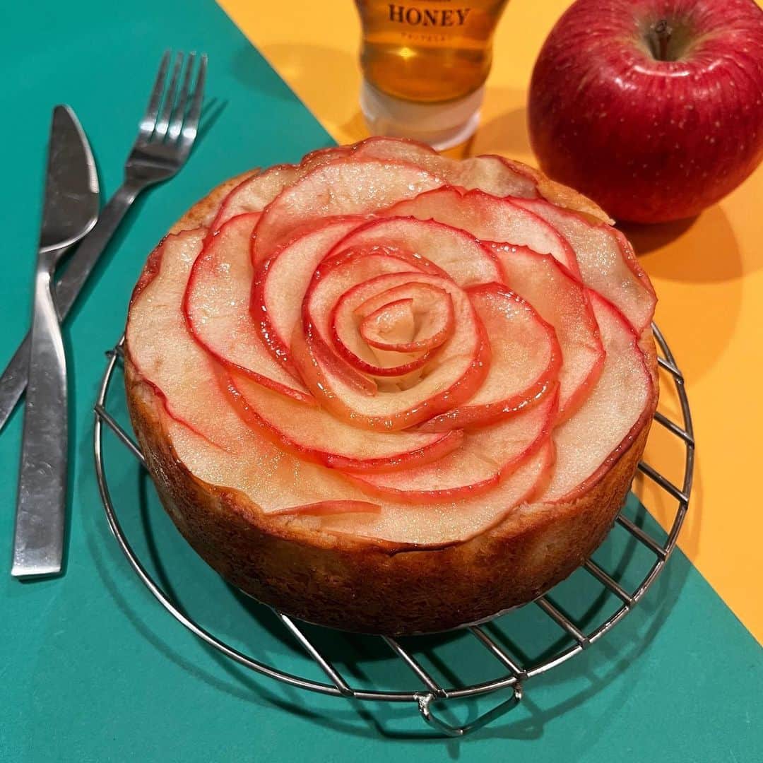小鳥遊しほのインスタグラム：「りんごの薔薇を咲かしてみましたオンザケーキ🍎🌹ひさしぶりにお菓子作りなどしてみた🌞✨✨✨ ふっふーーー！  くるみ入りのしっとりケーキにはちみつりんごを乗せて焼いた〜！  どうせなら可愛くと思って 薔薇にしたぁ〜！！！！！  お　と　め　〜〜〜！！！  🍎🌹🍎🌹🍎🌹🍎  #cake #apple #cakedesign #instacake #applecake #nutscake #nats #rose #rosecake #handmade #小鳥飯 #ケーキ #りんごケーキ #くるみケーキ #胡桃 #林檎 #お菓子作り #手作りおやつ #小鳥菓子」