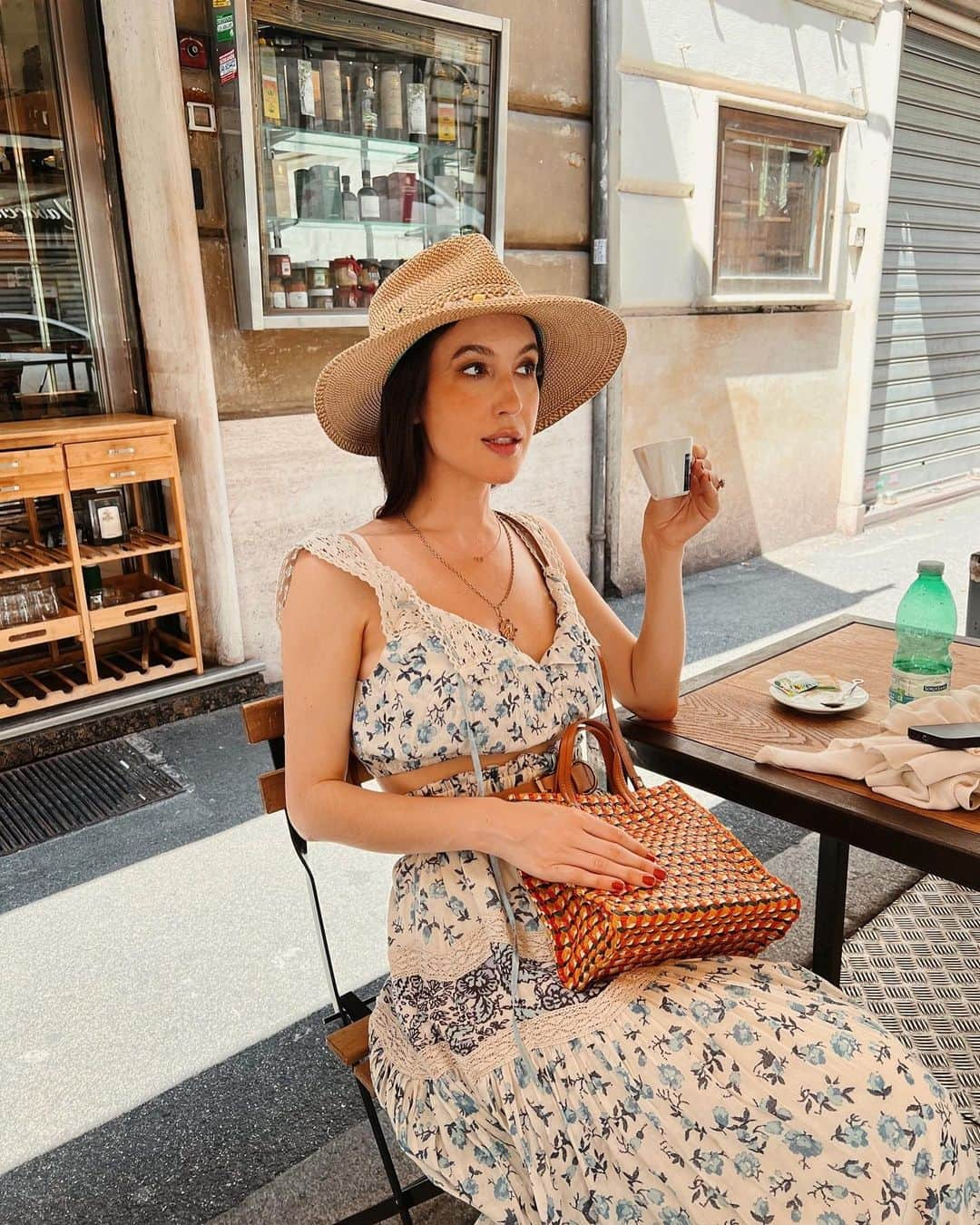 ケイト・ボイージェルのインスタグラム：「In my natural habitat ☕️🇮🇹🍝   (my skirt set is tagged on my @shop.ltk - my account is @katevoegele !)」