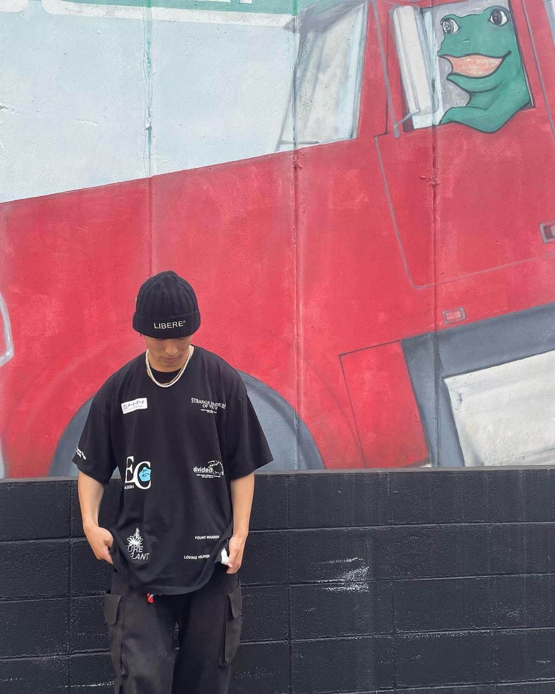JustIn (ジャスティン)さんのインスタグラム写真 - (JustIn (ジャスティン)Instagram)「広島のとある壁画の前で  #日本一周 #キャンピングカー #緑の人 #ジャスティン #広島」5月30日 17時50分 - just_in1102