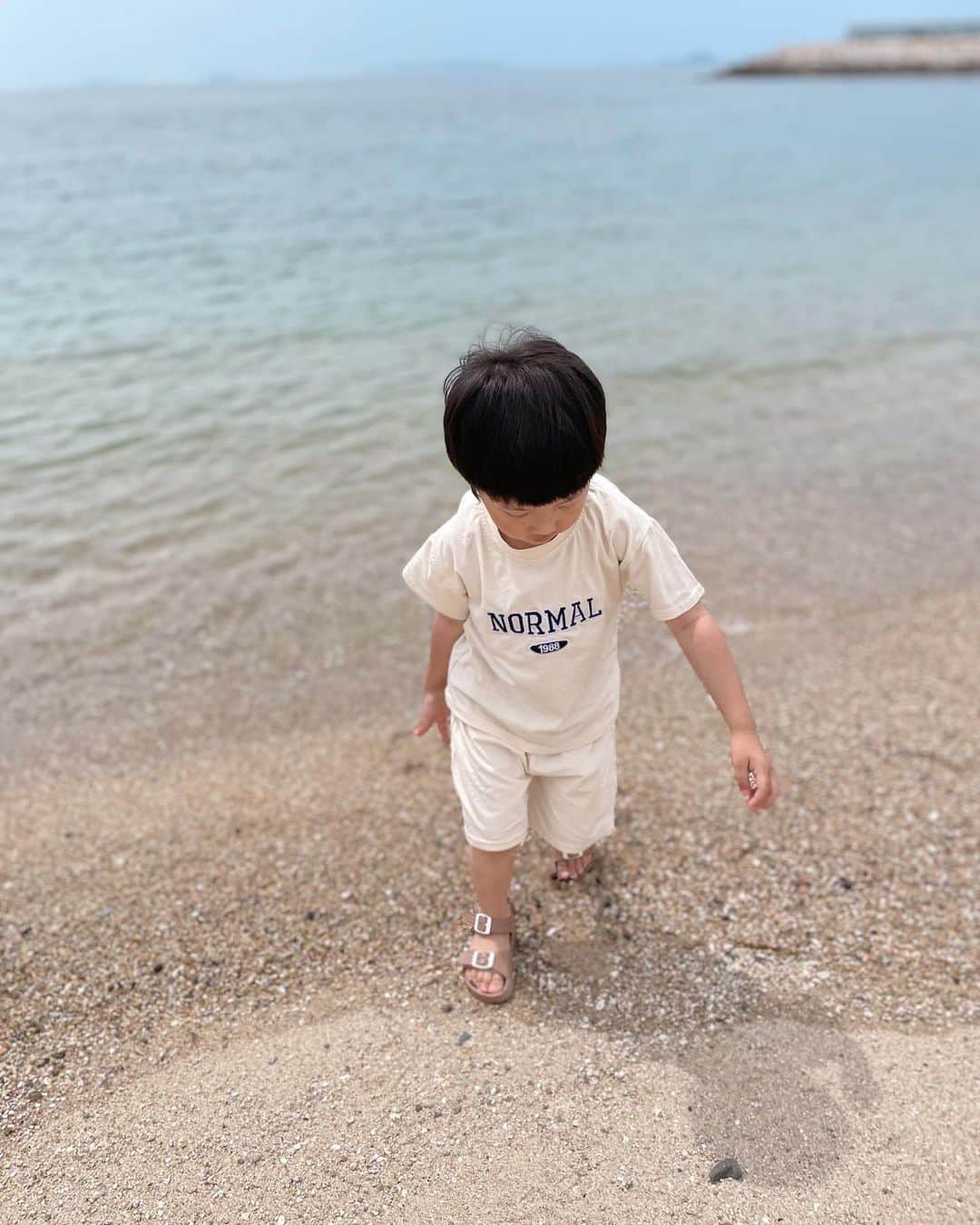 Kikuno Sayumiさんのインスタグラム写真 - (Kikuno SayumiInstagram)「家族で海遊び〜🏖️ 貝殻拾ったりバスケしたり楽しすぎた♡ 自然大好き、お金のかからん遊び大好き😂 ・ コーデ @ladiesfashion.kandk のバックプリントT可愛い😍前から見るとシンプルな無地。 ・ 私のサンダルとあらが着てるセットアップは　@select.shop.jbg のもの❤️ セットアップはめちゃくちゃ楽ちんそう。 刺繍っていうのがポイント高い🪡 ・ ・ #松山#海#ママコーデ#プチプラコーデ#かごバッグ#夏コーデ#海コーデ #ショーパン#親子コーデ#家族写真#kandk_style#愛媛#海」5月30日 17時51分 - sayumikikuno