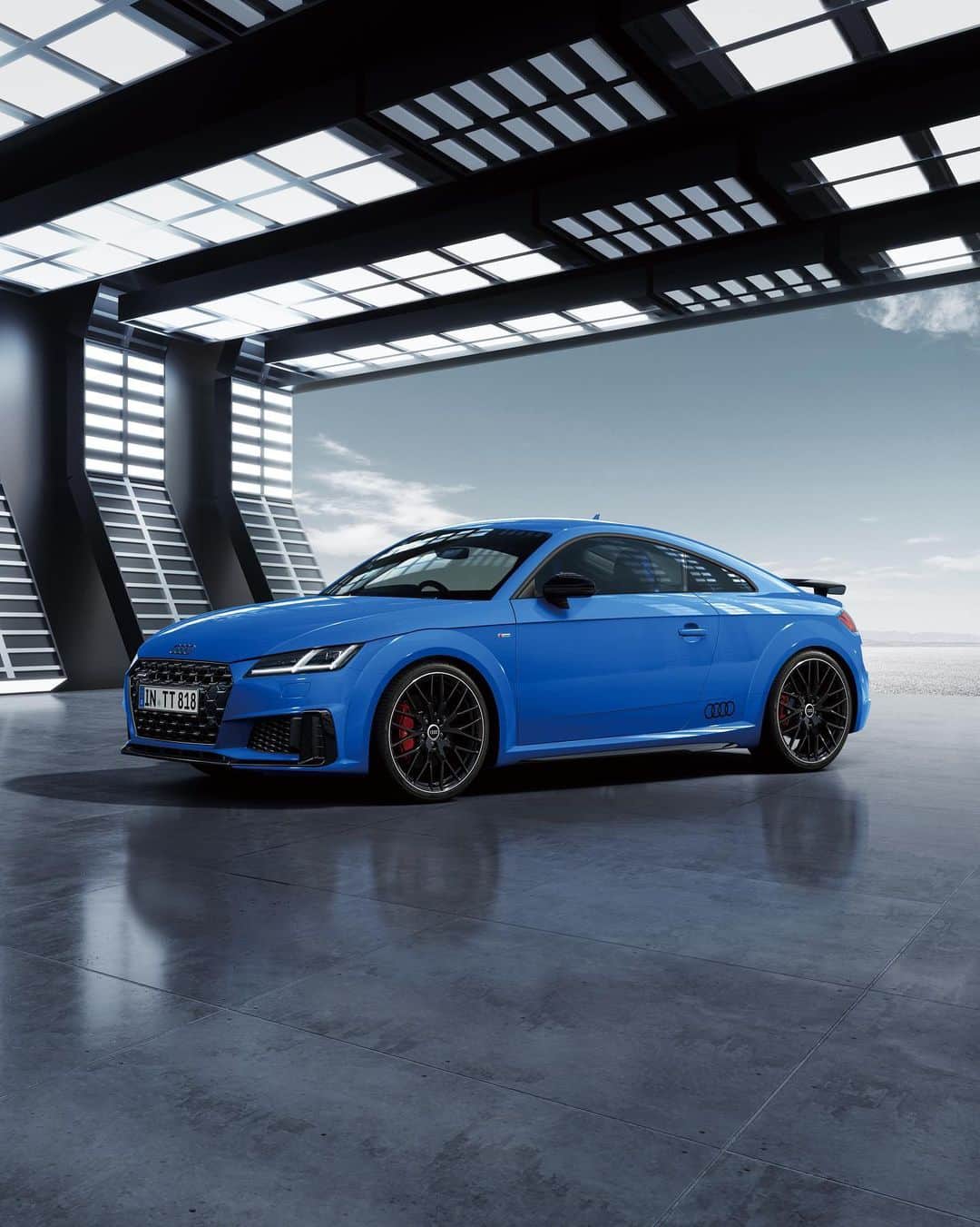アウディ ジャパンさんのインスタグラム写真 - (アウディ ジャパンInstagram)「Audiのデザインアイコンとして、四半世紀に渡って強い個性を放ってきたAudi TT。 その歴史を締めくくる記念限定モデル、Audi TT Coupé final editionが登場。   Audi TTのスポーティでアグレッシブなキャラクターをレーシーに極めた集大成となるこの一台が、ドライビングスピリットを熱く掻き立てる。     今回のAudi TT Coupé final editionは、限定台数合計200台のうち、タンゴレッド メタリック25台とターボブルー25台をオンラインで販売。   さらに、オンラインでの成約記念特典として、限定50足の「Audi × Onitsuka Tiger コラボレーションスニーカー」をプレゼントいたします。 詳細は、特設サイトをご覧ください。     *写真は欧州仕様車です。日本仕様と異なります。   #AudiTTCoupe   #Audi #アウディ #AudiJapan #アウディジャパン #AudiSport #アウディスポーツ #AudiTT #アウディTT #限定車 #SportsCar #スポーツカー #AudiLife #Audigram #CarLife #CarLifeStyle #GermanCars #Car #Cars #Cargram #アウディのある生活 #アウディのある風景 #オニツカタイガー #OnitsukaTiger」5月30日 18時03分 - audijapan