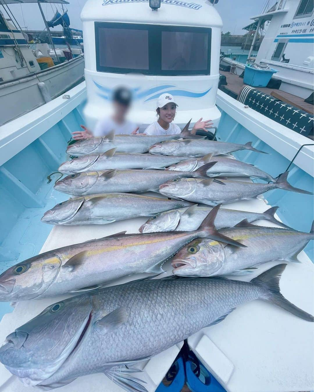 片原恵麻さんのインスタグラム写真 - (片原恵麻Instagram)「青い海に青い空に、大好きな青物カンパチ🩵 ------------------------------------------------------------ 今回の宮古遠征ラストは泳がせカンパチ🐟  ムロアジ釣りのワイワイ感も、 カンパチの強烈な引きも楽しめて一石二鳥感🤤  夜ご飯は美ら島🏝 ステージ見るの楽しくてご飯食べるの止まっちゃう😂 そして面白いのに歌上手いまもるくん🎤  📍宮古島 海宝丸Ⅱ @kaihoumaru2_miyakojimaturibune   ———————————————————— #海宝丸#カンパチ#泳がせ#泳がせ釣り#泳がせカンパチ #ビッグゲーム#宮古島釣り#大物釣り #釣りガール#マルキユー#釣り女子#釣り#ルアマガ女子部 #fishing#钓鱼#낚시#鱼#강태공#낙씨광#헤라브나#붕어#붕어빵#붕어낚시#鲫鱼#ビッグフィッシングamberjack」5月30日 18時03分 - emma_katahara