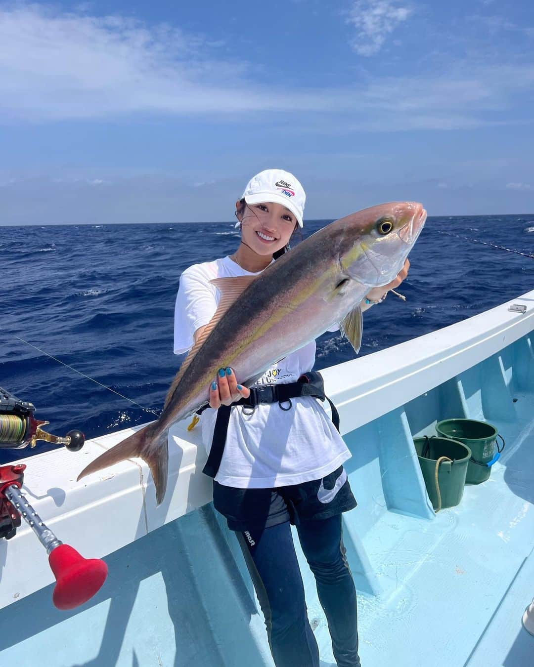 片原恵麻さんのインスタグラム写真 - (片原恵麻Instagram)「青い海に青い空に、大好きな青物カンパチ🩵 ------------------------------------------------------------ 今回の宮古遠征ラストは泳がせカンパチ🐟  ムロアジ釣りのワイワイ感も、 カンパチの強烈な引きも楽しめて一石二鳥感🤤  夜ご飯は美ら島🏝 ステージ見るの楽しくてご飯食べるの止まっちゃう😂 そして面白いのに歌上手いまもるくん🎤  📍宮古島 海宝丸Ⅱ @kaihoumaru2_miyakojimaturibune   ———————————————————— #海宝丸#カンパチ#泳がせ#泳がせ釣り#泳がせカンパチ #ビッグゲーム#宮古島釣り#大物釣り #釣りガール#マルキユー#釣り女子#釣り#ルアマガ女子部 #fishing#钓鱼#낚시#鱼#강태공#낙씨광#헤라브나#붕어#붕어빵#붕어낚시#鲫鱼#ビッグフィッシングamberjack」5月30日 18時03分 - emma_katahara