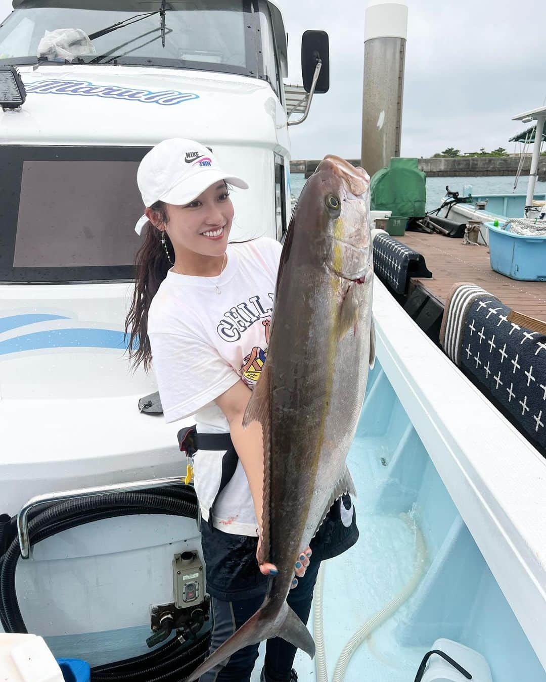 片原恵麻さんのインスタグラム写真 - (片原恵麻Instagram)「青い海に青い空に、大好きな青物カンパチ🩵 ------------------------------------------------------------ 今回の宮古遠征ラストは泳がせカンパチ🐟  ムロアジ釣りのワイワイ感も、 カンパチの強烈な引きも楽しめて一石二鳥感🤤  夜ご飯は美ら島🏝 ステージ見るの楽しくてご飯食べるの止まっちゃう😂 そして面白いのに歌上手いまもるくん🎤  📍宮古島 海宝丸Ⅱ @kaihoumaru2_miyakojimaturibune   ———————————————————— #海宝丸#カンパチ#泳がせ#泳がせ釣り#泳がせカンパチ #ビッグゲーム#宮古島釣り#大物釣り #釣りガール#マルキユー#釣り女子#釣り#ルアマガ女子部 #fishing#钓鱼#낚시#鱼#강태공#낙씨광#헤라브나#붕어#붕어빵#붕어낚시#鲫鱼#ビッグフィッシングamberjack」5月30日 18時03分 - emma_katahara