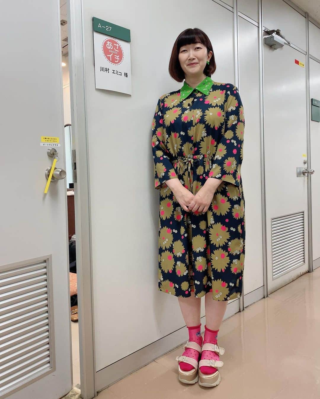 川村エミコのインスタグラム：「かわいいお衣装にキュン🥒🧡 足元までかわいい🤤  #足のカタチは3種類！？ #サンダルの選び方は？  #サンダル👡と靴下の合わせ方！！の ポイントは？  大事なのは、#抜け感？ 長さは？etc... 勉強になりました。🧡😊👡  #NHK「あさイチ」 ツイＱ楽ワザ 「夏は足元から差をつける！サンダル技ＳＰ」🧡😊👡  観ていただいた方 ありがとうございます😊  見逃し配信ございます😌📺 #NHKプラス　から 観られます。  3枚目から いつも履いているサンダル👡  外反母趾のわたしのサンダル選びは 合ってたの？  ☺️ #外反母趾のサンダル選び etc...  夏が来る前に 足を大事にしたサンダル選びで 対策バッチリ👌に したいです^_^」