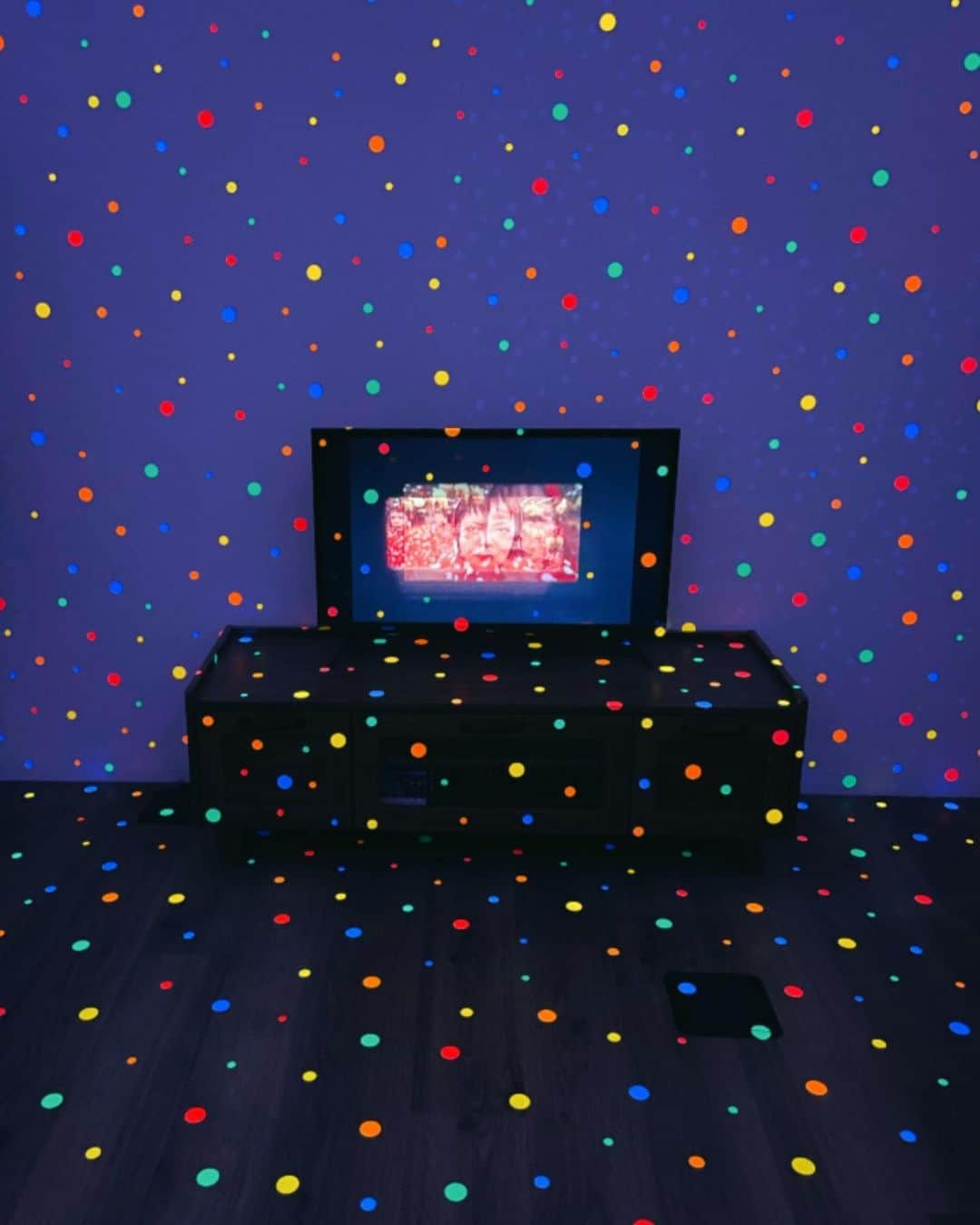 冨手麻妙のインスタグラム：「...  🔴🟡🟢🔵⚪️🟣🔴🟡🟢🔵⚪️🟣🔴🟡🟢🔵⚪️ Yayoi Kusama’s Self-Obliteration/Psychedelic World 🟣⚪️🔵🟢🟡🔴🟣⚪️🔵🟢🟡🔴🟣⚪️🔵🟢🟡  #草間弥生 #草間弥生美術館 #草間弥生ミュージアム #yayoikusama #yayoikusamamuseum #kusamayayoi #art #japaneseart #アート #現代アート #現代美術 #自己消滅」