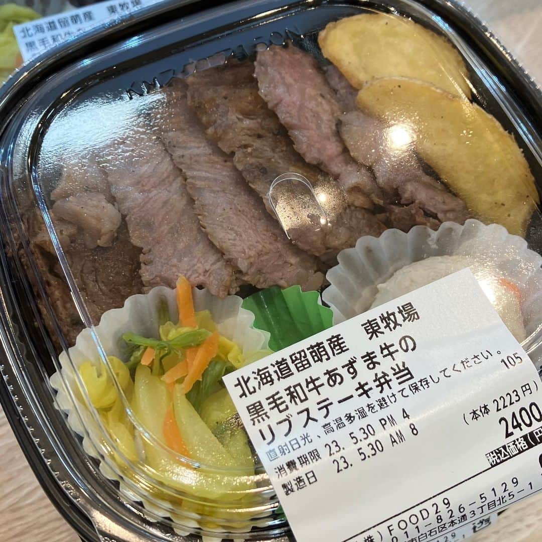daimarusapporoさんのインスタグラム写真 - (daimarusapporoInstagram)「北海道産のお肉弁当🍖🔥❤ 地1階 ほっぺタウン 惣菜売場に、お肉弁当の〈#OBENTO29〉がオープン🎊  提携畜産牧場のお肉に、東川町産の皇室献上米「ひがしかわ米」を使用。 北海道食材のおいしさにこだわった種類豊富なお弁当が並びます🔥  店頭に並ぶお肉弁当は、なんとも魅惑のラインナップ。 その一部をご紹介します🥩  🐄黒毛和牛あずま牛の熟成低温調理の赤身ステーキ弁当 🐑サフォーク羊のロースト弁当 トマトソース添え 🐖北島豚の低温調理レアとんかつ弁当 🐓OBENTO29 揚げ油淋鶏弁当  「そのお肉にあった最高の味付、火入れ、調理法」にこだわったお弁当は、冷めてもうまみたっぷり。  〈プチ情報〉 お弁当に使われる全てのお肉に携わるミートマイスター・菅原さんはなんと11/29(いい肉の日)生まれなんだそうです😳  北海道の美味しいお肉を贅沢に楽しめるお弁当の数々🍖 ぜひ味わってみてください！  さらに、6/10(土)までは一部メニューをオープン記念価格で販売中🥩  詳しくは、大丸札幌店HP(@daimarusapporo)または店頭をチェックしてみてください👀  #大丸札幌 #北海道グルメ #札幌グルメ #札幌お弁当 #デパ地下グルメ #お肉ランチ #お肉弁当 #北海道食材 #ステーキ弁当 #札幌駅」5月30日 17時56分 - daimarusapporo