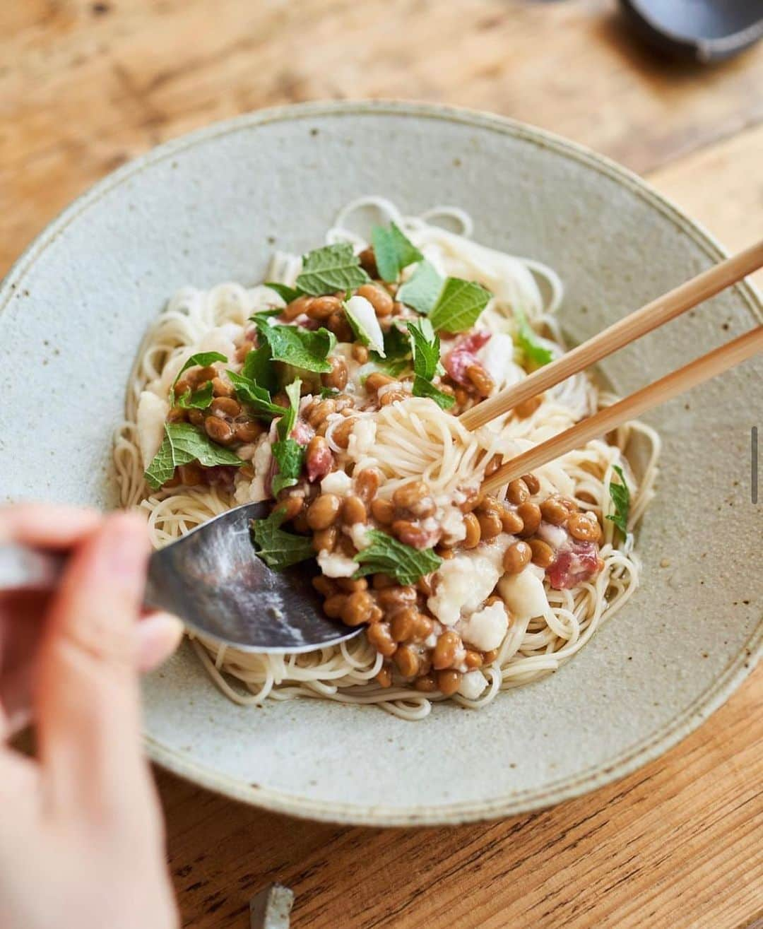 榎本美沙さんのインスタグラム写真 - (榎本美沙Instagram)「. よーく混ぜて食べる 「納豆とろろそうめん」 . 長芋と納豆でねばねばが美味しくて、 急な暑さに栄養たっぷりでおすすめです！ . . よーく混ぜて、 つるっと食べてください〜！  . . .  *レシピ動画はストーリーズか プロフィール欄の リンクからどうぞ。 (※DMやメールは申し訳ないのですが、使えていません。)  . . . #夏ごはん #そうめん #納豆  #榎本美沙 #発酵 #レシピ」5月30日 17時59分 - misa_enomoto