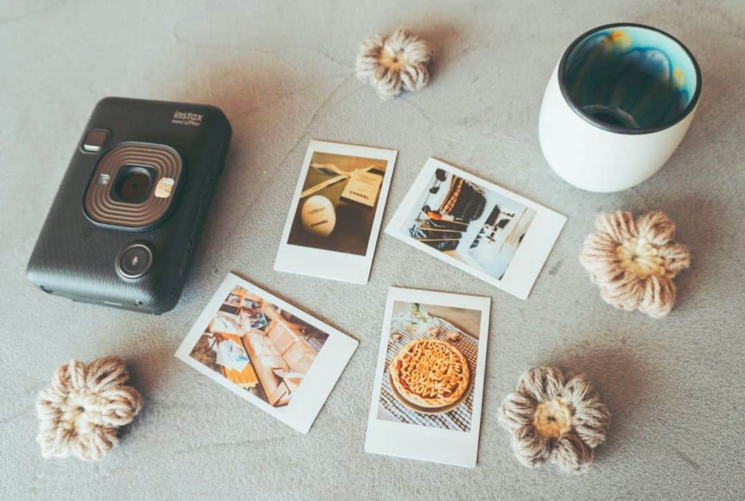 Fujifilm instaxさんのインスタグラム写真 - (Fujifilm instaxInstagram)「＼使ってみたい！と思ったら「📷」でコメントしてくださいね／ 【日常を味わい深く残す🎞INSTAX mini LiPlay】  もらったプレゼントや、作ったお菓子、お部屋の中の好きな場所...。 日常のきらっと光る一瞬を、チェキにしませんか？🌛  なにげない日々の写真も、チェキでINSTAX mini LiPlayのスタイリッシュなデザインは、写真映えも◎ チェキプリントと一緒に並べた光景は、ひときわおしゃれですね🧸🌼  Special Thanks😌 @arabesque0525  ﹋﹋﹋﹋﹋﹋﹋﹋﹋﹋﹋﹋﹋﹋﹋﹋﹋﹋﹋﹋﹋﹋﹋﹋ ˗ˏˋ 「𝐈𝐍𝐒𝐓𝐀𝐗<チェキ> 」公 式 ア カ ウ ン ト ˎˊ˗ 　チェキを楽しむためのヒントをたっぷりとお届け…🤍  　📷新商品情報 　📷すてきな投稿紹介 　📷 撮影アイデア  🏷 #チェキ #instax タグ付け&メンションしてね♡ 素敵な投稿はこのアカウントで紹介しちゃうかも🌷  𝐂𝐇𝐄𝐂𝐊👉@cheki_instax #チェキ #INSTAXlife #INSTAX #INSTAXmini  #INSTAXcamera #cheki #FUJIFILM #富士フイルム #チェキのある生活 #マイチェキ #INSTAXminiLiPlay #インスタックスミニリプレイ #フィルムカメラのある生活 #フィルムカメラ #selfie #カメラ女子 #チェキ女子 #お気に入りと暮らす #暮らしを楽しむ #暮らしの記録 #暮らしを整える #暮らしの風景 #なにげない日常が好き #なにげない日常 #撮るを楽しむ #ガジェット好き #置き画倶楽部」5月30日 18時00分 - cheki_instax