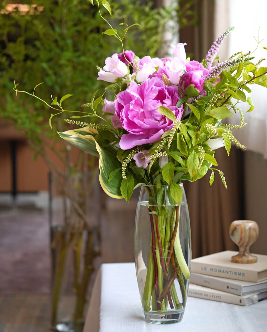AOYAMA_HANAMOさんのインスタグラム写真 - (AOYAMA_HANAMOInstagram)「大輪の芍薬に季節の花々を合わせて。 ・ 鮮やかなピンクの大輪の芍薬に、淡いピンクのカンパニュラを合わせた花瓶活け。同系色のベロニカや、姫リョウブなどのリーフを合わせて、ナチュラルで上品な印象に仕上げました。 ・ かつて芍薬はうまく開花させるのが難しい花でしたが、世界各地で品種改良が進み、今では扱いやすい品種がいくつも生まれています。芍薬の優雅な花姿は、多くの人々の努力によって作り出されたものなのですね。芍薬のシーズンは佳境に入ってきましたので、季節を逃さずお楽しみいただければと思います。 ・ 青山花茂の「#季節の花の定期便」は、その時期に最適な花を使ってフラワーデザイナーがひとつひとつお作りしています。他の「花のサブスク」とは一味違う、切り花の質の高さと、上品な花合わせが魅力です。 - - - #aoyamahanamo #青山花茂 #お花のある生活 #花が好きな人と繋がりたい #花を飾ろう #花のある暮らし #花のあるくらし #花のある日常 #癒しの花 #季節の花 #旬の花 #花のサブスク #フラワーサブスクリプション #お花の定期便 #季節の花の定期便 #季節の花の定期便プレミアムプラン #芍薬 #シャクヤク #ピオニー #カンパニュラ #ベロニカ #姫リョウブ  #リキュウソウ #花瓶活け #花束 #ブーケ #ナチュラルブーケ #初夏の花 #古都の輝き」5月30日 18時00分 - aoyama_hanamo