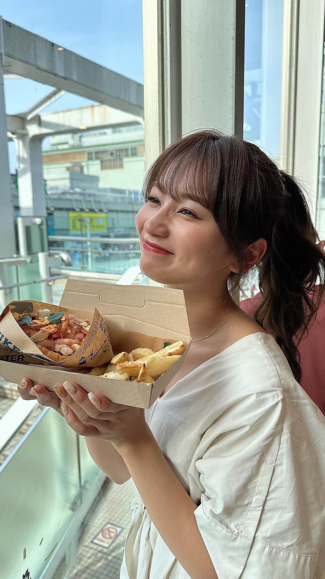細沼紗花のインスタグラム：「🍤💗  食べるとよくこの顔になるみたいです😵‍💫笑 夏も美味しいものいっぱい食べたいなぁ！！！」