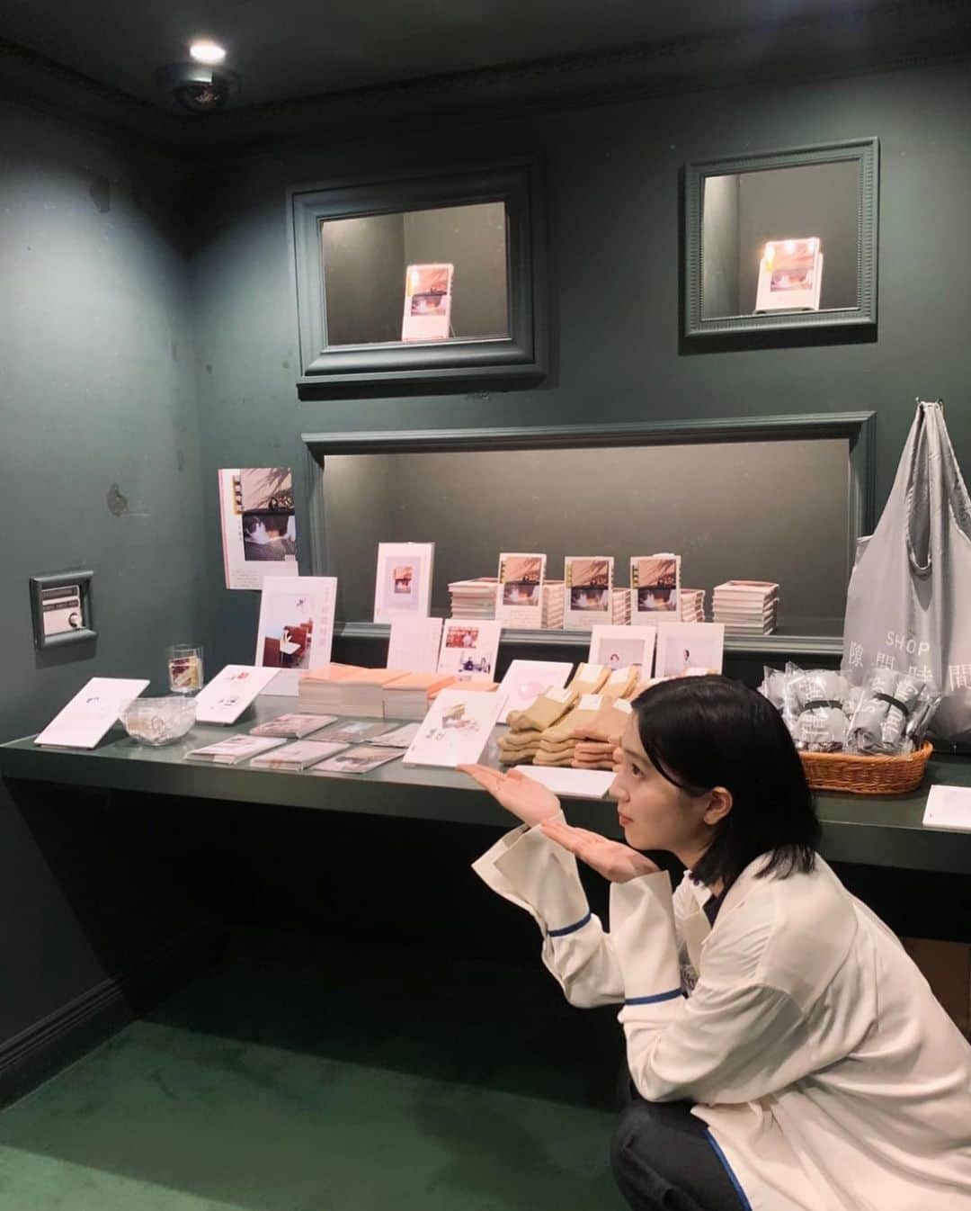 小谷実由のインスタグラム：「昨日から @spbs_tokyo にて #SHOP隙間時間 が始まりました🎈 エッセイ本『隙間時間』はもちろん、私が気になる御三方の隙間時間について対談した対談集『談話室-隙間-』、その他ポストカードやエコバッグなどのオリジナルグッズや日頃愛用しているアイテム、今回の巡回イベントでの限定販売の桃まんとマーラーカオ色の靴下などなど盛り沢山でお邪魔しています🐈🐈  SPBSさんで販売されている本の中から好きな本や気になる本を選書した棚もありますので、みなさま是非お近くにお越しの際はお立ち寄りください🍀」