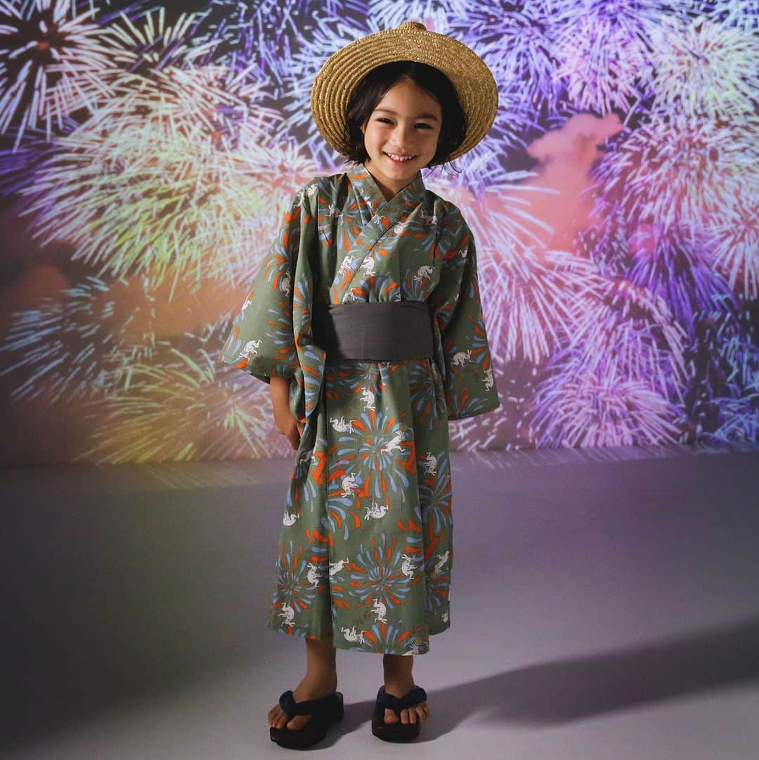 エフオーオンラインストア 子供服さんのインスタグラム写真 - (エフオーオンラインストア 子供服Instagram)「【DOD×BREEZE】アウトドア好きのパパ＆ママ必見のDODコラボアイテム第二弾！ 【6/1(木) 10:00～ 販売スタート！】  今回のコラボテーマは『MECHA MOE FIREWORKS』(めちゃもえファイヤーワークス)   キャンプの夜を楽しむ"めちゃもえ"なラインナップ🐰🎆  ツナヴェスやヘッチャラパンツ、ギガボウラーなど DODで人気のアイテムに、キッズバージョンが登場⭐  浴衣、甚平、ICE RING®など、夏の家族キャンプがもっと楽しくなるオリジナル限定アイテムを要チェック！  ======================= 商品詳細や価格は ショッピングタグからもご覧いただけます★ =======================  #DODとBREEZE #めちゃもえファイヤーワークス #夏キャンプ #キャンプ #キャンプ好きな人と繋がりたい #DOD #BREEZE #ソトアソビ #みんなのキャンプ #アウトドアコーデ #キャンプのある暮らし #ブリーズキッズ #ファミキャン #キャンプコーデ #ファミリーキャンプ #ブリーズ #foonline #子供服 #こどもふく #ベビー服 #キッズ服 #キッズコーデ #おしゃれキッズ #おしゃれキッズと繋がりたい #キッズアウトドア」5月30日 18時01分 - foonline