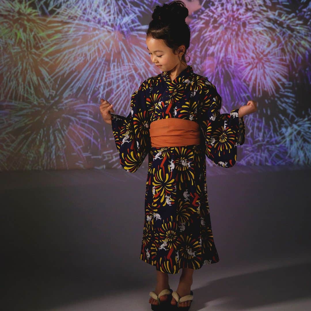 エフオーオンラインストア 子供服さんのインスタグラム写真 - (エフオーオンラインストア 子供服Instagram)「【DOD×BREEZE】アウトドア好きのパパ＆ママ必見のDODコラボアイテム第二弾！ 【6/1(木) 10:00～ 販売スタート！】  今回のコラボテーマは『MECHA MOE FIREWORKS』(めちゃもえファイヤーワークス)   キャンプの夜を楽しむ"めちゃもえ"なラインナップ🐰🎆  ツナヴェスやヘッチャラパンツ、ギガボウラーなど DODで人気のアイテムに、キッズバージョンが登場⭐  浴衣、甚平、ICE RING®など、夏の家族キャンプがもっと楽しくなるオリジナル限定アイテムを要チェック！  ======================= 商品詳細や価格は ショッピングタグからもご覧いただけます★ =======================  #DODとBREEZE #めちゃもえファイヤーワークス #夏キャンプ #キャンプ #キャンプ好きな人と繋がりたい #DOD #BREEZE #ソトアソビ #みんなのキャンプ #アウトドアコーデ #キャンプのある暮らし #ブリーズキッズ #ファミキャン #キャンプコーデ #ファミリーキャンプ #ブリーズ #foonline #子供服 #こどもふく #ベビー服 #キッズ服 #キッズコーデ #おしゃれキッズ #おしゃれキッズと繋がりたい #キッズアウトドア」5月30日 18時01分 - foonline