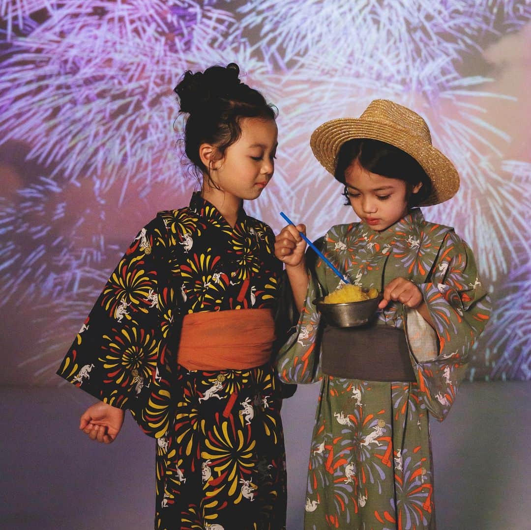 エフオーオンラインストア 子供服さんのインスタグラム写真 - (エフオーオンラインストア 子供服Instagram)「【DOD×BREEZE】アウトドア好きのパパ＆ママ必見のDODコラボアイテム第二弾！ 【6/1(木) 10:00～ 販売スタート！】  今回のコラボテーマは『MECHA MOE FIREWORKS』(めちゃもえファイヤーワークス)   キャンプの夜を楽しむ"めちゃもえ"なラインナップ🐰🎆  ツナヴェスやヘッチャラパンツ、ギガボウラーなど DODで人気のアイテムに、キッズバージョンが登場⭐  浴衣、甚平、ICE RING®など、夏の家族キャンプがもっと楽しくなるオリジナル限定アイテムを要チェック！  ======================= 商品詳細や価格は ショッピングタグからもご覧いただけます★ =======================  #DODとBREEZE #めちゃもえファイヤーワークス #夏キャンプ #キャンプ #キャンプ好きな人と繋がりたい #DOD #BREEZE #ソトアソビ #みんなのキャンプ #アウトドアコーデ #キャンプのある暮らし #ブリーズキッズ #ファミキャン #キャンプコーデ #ファミリーキャンプ #ブリーズ #foonline #子供服 #こどもふく #ベビー服 #キッズ服 #キッズコーデ #おしゃれキッズ #おしゃれキッズと繋がりたい #キッズアウトドア」5月30日 18時01分 - foonline