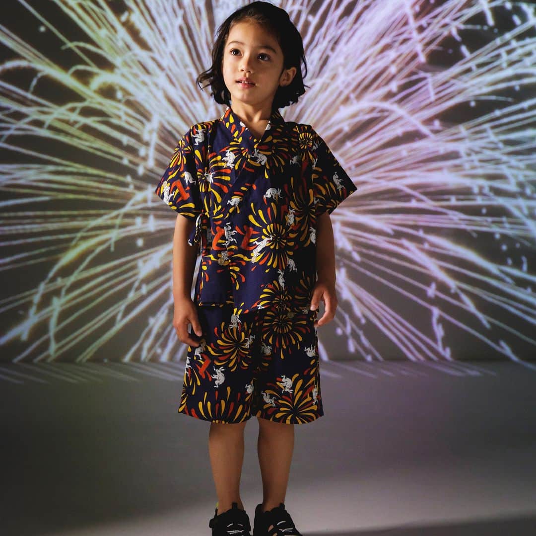 エフオーオンラインストア 子供服さんのインスタグラム写真 - (エフオーオンラインストア 子供服Instagram)「【DOD×BREEZE】アウトドア好きのパパ＆ママ必見のDODコラボアイテム第二弾！ 【6/1(木) 10:00～ 販売スタート！】  今回のコラボテーマは『MECHA MOE FIREWORKS』(めちゃもえファイヤーワークス)   キャンプの夜を楽しむ"めちゃもえ"なラインナップ🐰🎆  ツナヴェスやヘッチャラパンツ、ギガボウラーなど DODで人気のアイテムに、キッズバージョンが登場⭐  浴衣、甚平、ICE RING®など、夏の家族キャンプがもっと楽しくなるオリジナル限定アイテムを要チェック！  ======================= 商品詳細や価格は ショッピングタグからもご覧いただけます★ =======================  #DODとBREEZE #めちゃもえファイヤーワークス #夏キャンプ #キャンプ #キャンプ好きな人と繋がりたい #DOD #BREEZE #ソトアソビ #みんなのキャンプ #アウトドアコーデ #キャンプのある暮らし #ブリーズキッズ #ファミキャン #キャンプコーデ #ファミリーキャンプ #ブリーズ #foonline #子供服 #こどもふく #ベビー服 #キッズ服 #キッズコーデ #おしゃれキッズ #おしゃれキッズと繋がりたい #キッズアウトドア」5月30日 18時01分 - foonline