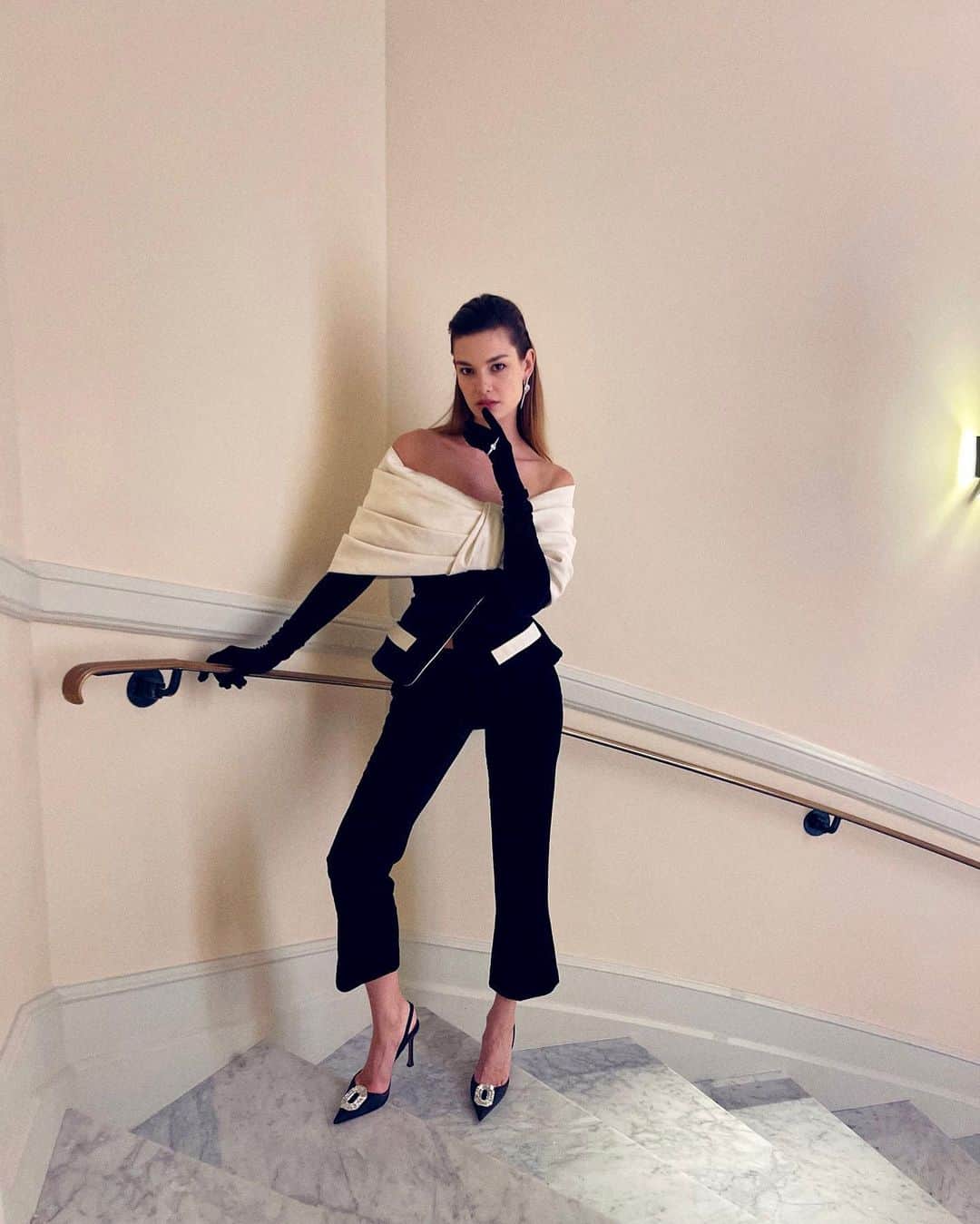OPHELIEさんのインスタグラム写真 - (OPHELIEInstagram)「Manifesting a lady in her château 😆Obsessed with this @balmain fall 2023 collection.  Dress in @balmain by @olivier_rousteing  Shoes @aminamuaddi  Jewelry @messikajewelry  Styled by @badramajjar  Thank you @migueldana 🖤 Attending the knights of Charity gala by @milutingatsby for @evalongoria & @sharonstone fondation’s」5月30日 18時01分 - ophelieguillermand