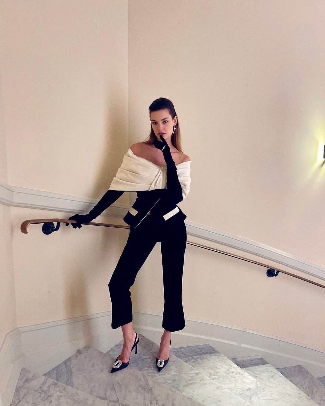 OPHELIEのインスタグラム：「Manifesting a lady in her château 😆Obsessed with this @balmain fall 2023 collection.  Dress in @balmain by @olivier_rousteing  Shoes @aminamuaddi  Jewelry @messikajewelry  Styled by @badramajjar  Thank you @migueldana 🖤 Attending the knights of Charity gala by @milutingatsby for @evalongoria & @sharonstone fondation’s」