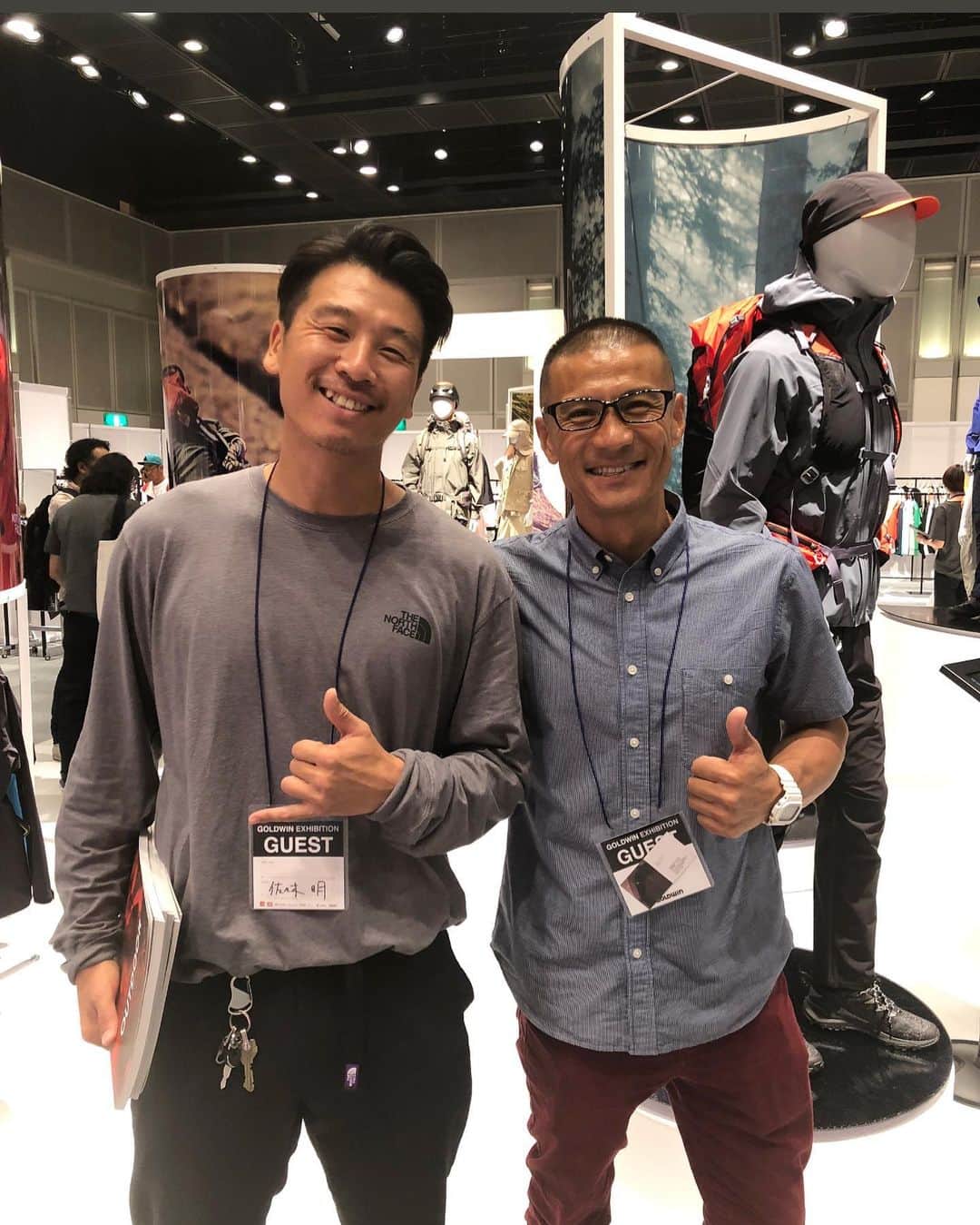 佐々木明のインスタグラム：「THE NORTH FACE Athlete teamが あるのですが、その世界で先頭を走り続け更には開拓し続け世界レベルで活動する者のみに与えられるのが契約アスリートとしての看板を背負う権利と誇りなのですが、 そのアスリートたちを引っ張るリーダーがこの平山ユージさんフリークライマー。 いつも学ばせて頂いているアスリートとしてその分野の開拓者としての大先輩です。  僕らはスポーツを通じてほとんどが何も生まれないように感じてしまいそうな時間でも無意味とも思えるような毎日に淡々と直向きに前向きに向き合い続けその中から数少ない成功や失敗体験を積み重ね経験として蓄積しそれらをよりよく融合させ社会や教育に還元していく事が スポーツのゴールと考えます。  これらの思考は 数々の偉業を成し遂げてきた大先輩方をみている中で培われる感情で、そうあるべきだと細胞レベルで感じます。 過去に何をやってきたかは今を創り上げます。 しかし今何をするのか、何を取り組んでいるのか、真剣に向き合っているのかで一瞬でその過去は消え去ります。 私達は歩けなくなるその日まで挑戦する事が大事であると知っている。大小関係なく。  スポーツは一様に素晴らしい。 我々THE NORTH FACE athleteはそうあるべきだと常に思考を止めず歩みを進めて挑戦して行く立場にある。  ってユージさんみていたら感じます😁  レーサーとして8年ぶりに復帰した 僕の契約はレーサーとして @goldwin_jp  @goldwin_official   一方で山岳域での活動とフリースキーヤーとしての僕の契約は @thenorthfacejp  となっております。  この挑戦をサポートしてくれる TNFチームの皆に感謝しています。 1人の人間が２つの場所で活動する事を受け入れてくれる 両ブランドに感謝しています。」