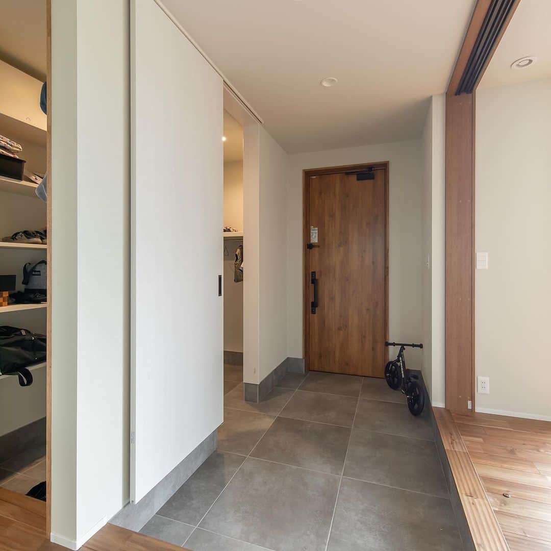 ルポハウス一級建築士事務所さんのインスタグラム写真 - (ルポハウス一級建築士事務所Instagram)「・ ・ ・ ドアを開くと目に入る、三枚連動のガラス引戸。玄関とLDKの 一体感に包まれる空間。 ・ 仕切れるウォークスルーシューズクロークが便利です。 ・ ・ ・ 𓐌𓐌𓐌𓐌𓐌𓐌𓐌𓐌𓐌𓐌𓐌𓐌𓐌𓐌𓐌𓐌𓐌𓐌  ルポハウスの施工事例はこちらまで☞ @reposhouse  𓐌𓐌𓐌𓐌𓐌𓐌𓐌𓐌𓐌𓐌𓐌𓐌𓐌𓐌𓐌𓐌𓐌𓐌 ルポハウス はちょっとかっこいい家 を"友人のために" という思いでつくっています。 一生に一度のマイホーム。 「あなたにしかできない」×「ルポハウスだからできる」で、 私たちだけの#家づくり を思いっきり楽しんでみませんか？！ ・ ・ ・ #住宅 #注文住宅 #新築 #新築一戸建て #家づくり計画 #玄関 #玄関インテリア #玄関収納 #玄関ホール #玄関ニッチ #玄関タイル #アイコットリョーワ #600角タイル #無垢床 #アカシアフローリング #シューズクローゼット #有孔ボード #有孔ボードディスプレイ #有孔ボード収納 #見せる収納 #3枚連動引戸 #パナソニックべリティス #ベリティス建具 #ガラス引き戸 #壁面収納」5月30日 18時12分 - reposhouse