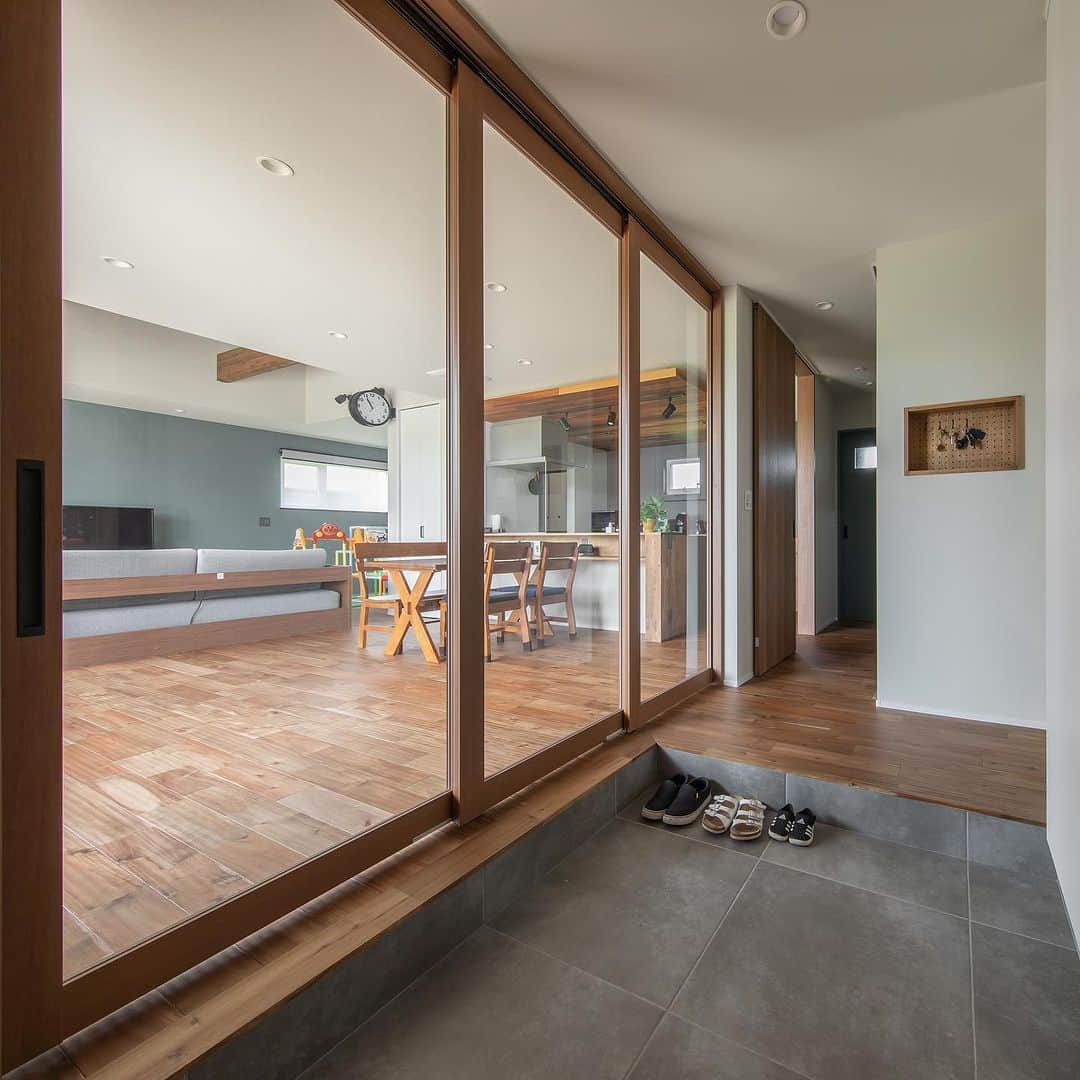 ルポハウス一級建築士事務所さんのインスタグラム写真 - (ルポハウス一級建築士事務所Instagram)「・ ・ ・ ドアを開くと目に入る、三枚連動のガラス引戸。玄関とLDKの 一体感に包まれる空間。 ・ 仕切れるウォークスルーシューズクロークが便利です。 ・ ・ ・ 𓐌𓐌𓐌𓐌𓐌𓐌𓐌𓐌𓐌𓐌𓐌𓐌𓐌𓐌𓐌𓐌𓐌𓐌  ルポハウスの施工事例はこちらまで☞ @reposhouse  𓐌𓐌𓐌𓐌𓐌𓐌𓐌𓐌𓐌𓐌𓐌𓐌𓐌𓐌𓐌𓐌𓐌𓐌 ルポハウス はちょっとかっこいい家 を"友人のために" という思いでつくっています。 一生に一度のマイホーム。 「あなたにしかできない」×「ルポハウスだからできる」で、 私たちだけの#家づくり を思いっきり楽しんでみませんか？！ ・ ・ ・ #住宅 #注文住宅 #新築 #新築一戸建て #家づくり計画 #玄関 #玄関インテリア #玄関収納 #玄関ホール #玄関ニッチ #玄関タイル #アイコットリョーワ #600角タイル #無垢床 #アカシアフローリング #シューズクローゼット #有孔ボード #有孔ボードディスプレイ #有孔ボード収納 #見せる収納 #3枚連動引戸 #パナソニックべリティス #ベリティス建具 #ガラス引き戸 #壁面収納」5月30日 18時12分 - reposhouse