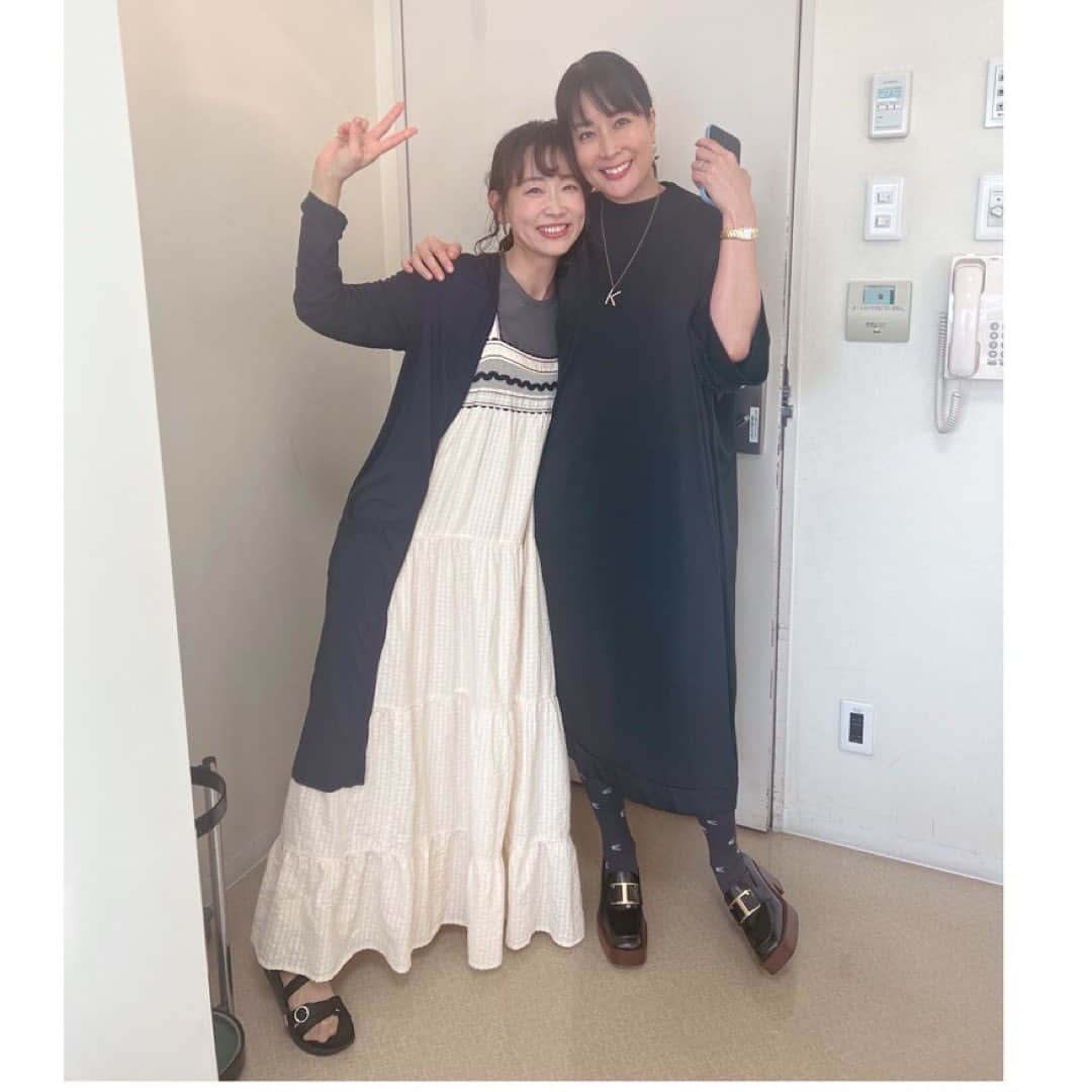 松尾翠さんのインスタグラム写真 - (松尾翠Instagram)「麗しのウッチー先輩🥹🥹🥹 @kyoko.uchida.official   私は2006年4月入社で 内田恭子さんは2006年３月末の退社だったので、ずっと学生の頃テレビで拝見しながら、お会いすることが叶わなかったのです。  それが… こんな今アラフォーになって、まさかご一緒出来る日がくるとは😭  そしてはじめましてなのに、1収録番組をご一緒したら、、やっぱり被ってはいなくとも同じソウルを感じられる懐かしのこのフジテレビアナウンス室の空気感で… 通じ合うものがあってめちゃくちゃ嬉しい🤣🤍🤍  本当に久しぶりに少しテレビのお仕事をさせてもらう中で 古巣フジテレビにお邪魔して 感慨深いものがたくさんありつつ、、 ここで社会人として育ててもらったなぁ、フジテレビのこのモノ作りに対する雰囲気が大好きだなぁという気持ちを噛み締めながら。 ホクホクとゆで卵食べて新幹線乗って京都に戻っているのでした🥚  放送がちかくなったらまたお知らせさせてください🙏  #フジテレビ  #笑った！ #内田恭子 先輩 #松尾翠 #日帰り東京」5月30日 18時10分 - midori.matsuo_official