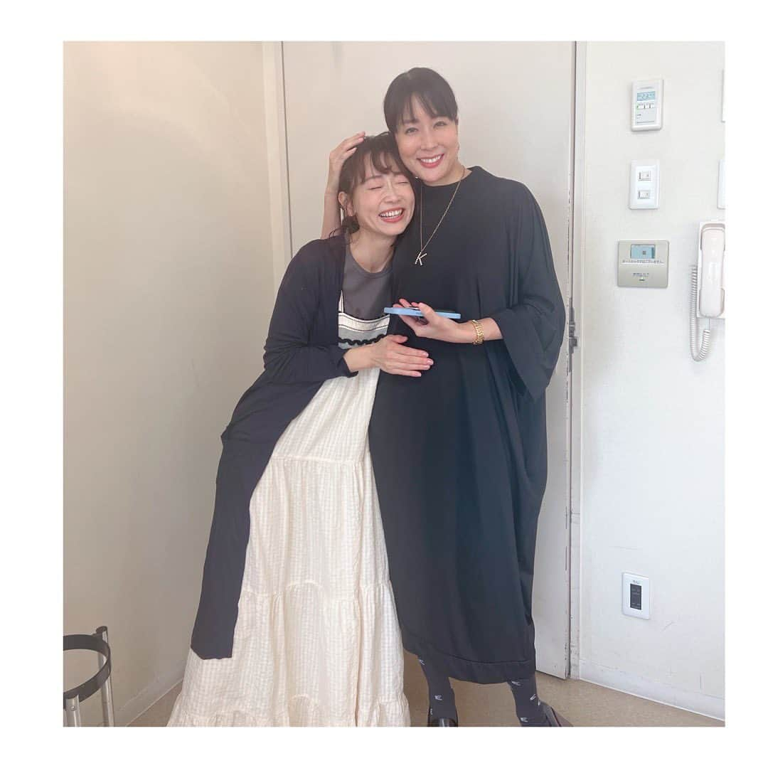 松尾翠さんのインスタグラム写真 - (松尾翠Instagram)「麗しのウッチー先輩🥹🥹🥹 @kyoko.uchida.official   私は2006年4月入社で 内田恭子さんは2006年３月末の退社だったので、ずっと学生の頃テレビで拝見しながら、お会いすることが叶わなかったのです。  それが… こんな今アラフォーになって、まさかご一緒出来る日がくるとは😭  そしてはじめましてなのに、1収録番組をご一緒したら、、やっぱり被ってはいなくとも同じソウルを感じられる懐かしのこのフジテレビアナウンス室の空気感で… 通じ合うものがあってめちゃくちゃ嬉しい🤣🤍🤍  本当に久しぶりに少しテレビのお仕事をさせてもらう中で 古巣フジテレビにお邪魔して 感慨深いものがたくさんありつつ、、 ここで社会人として育ててもらったなぁ、フジテレビのこのモノ作りに対する雰囲気が大好きだなぁという気持ちを噛み締めながら。 ホクホクとゆで卵食べて新幹線乗って京都に戻っているのでした🥚  放送がちかくなったらまたお知らせさせてください🙏  #フジテレビ  #笑った！ #内田恭子 先輩 #松尾翠 #日帰り東京」5月30日 18時10分 - midori.matsuo_official