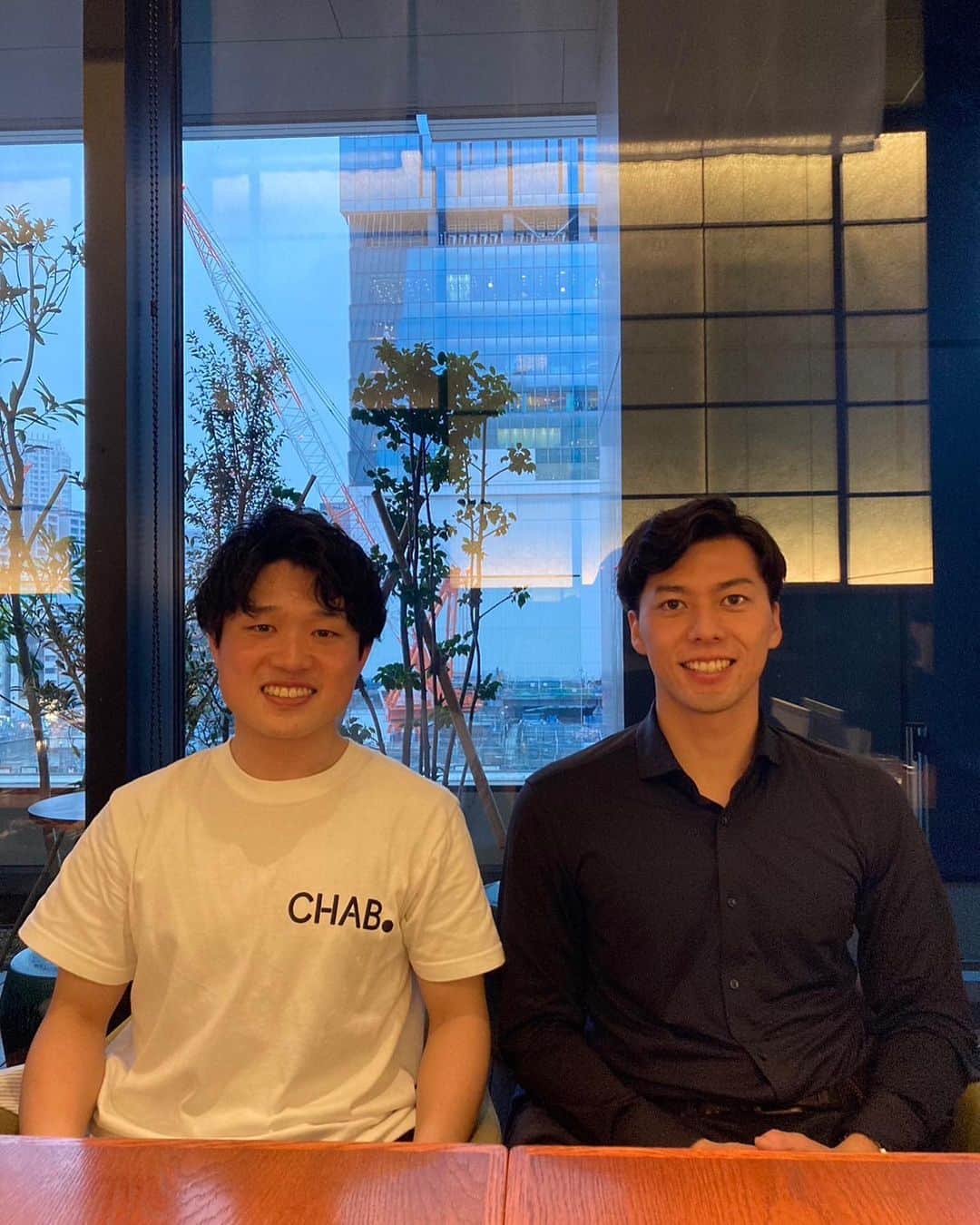のインスタグラム：「先日、修道中高の後輩で、プロフットサル選手の藤川優佑選手にお会いしました！⚽️  社会人として働きながら、 アスリートとして身体を鍛え、試合に臨むバイタリティに刺激を受けました🙌  と言っても、ほとんど 「この先生覚えとる！？」 「女コンどーだった！？」 など修道トークでしたが…笑  #Fリーグ#フットサル #リガーレヴィア葛飾 #修道高校 #広島 #修道魂」