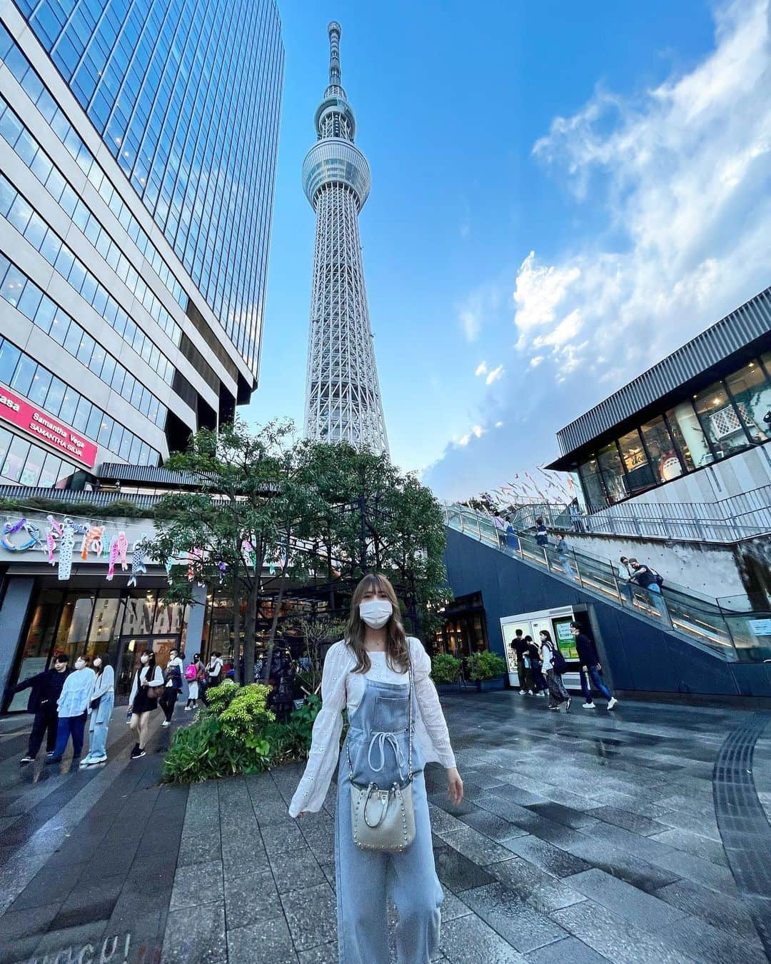 あいりさんのインスタグラム写真 - (あいりInstagram)「久々にスカイツリーに 行きました🧸💓 浅草食べ歩きとかしたいな〜 . 中でごはん食べようと思ったけど 人いっぱいやから 東京駅で食べたよ😮‍💨😮‍💨 助六そばってとこ、 回転率良いからすぐ入れた🙆‍♀️💕 . . #スカイツリー #東京 #浅草 #ソラマチ  #押上 #東京観光 #東京旅行  #東京ホテル #東京駅グルメ #東京駅  #そば #東京グルメ #ファッション #サロペット #fashion #ootd #followme」5月30日 18時06分 - gtamtgat