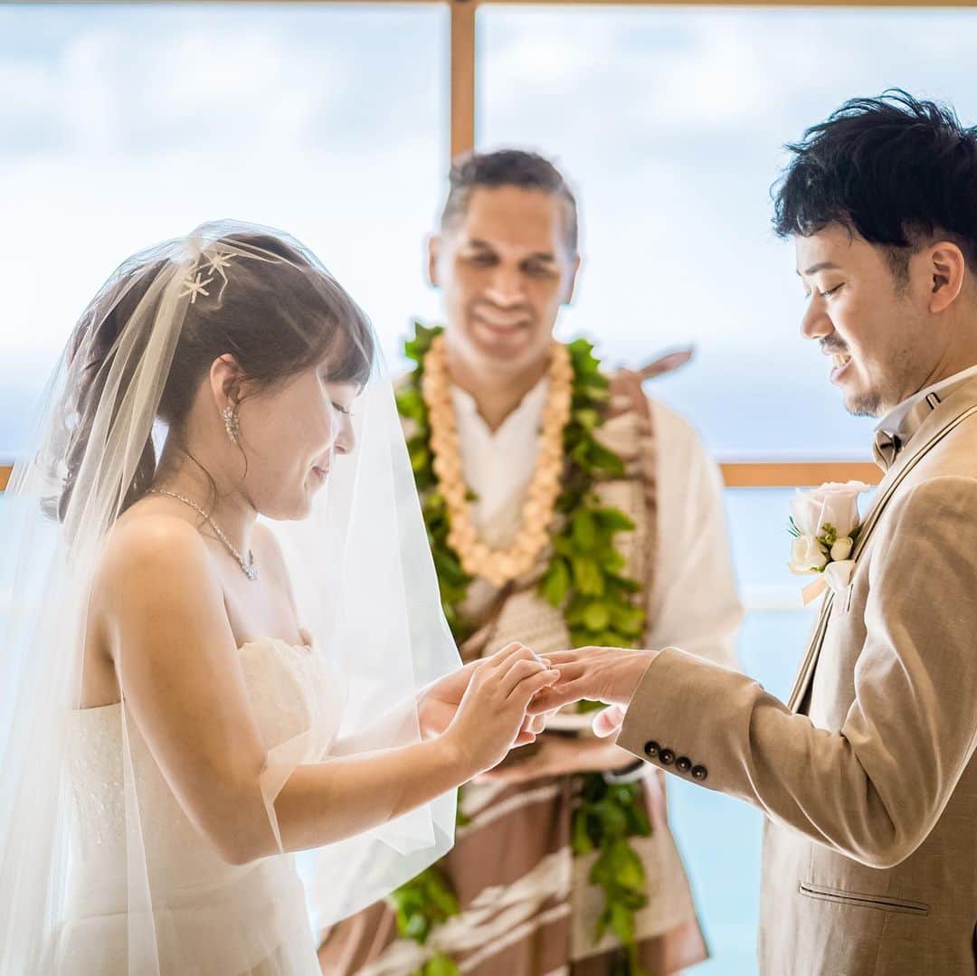 H.I.S. ウェディング（エイチ・アイ・エス）のインスタグラム：「実際のお客様のお写真と体験談をアップしてます♥  式場の雰囲気や演出、挙式後のご感想など参考にしてくださいね🕊️💗  ┈┈┈┈┈┈┈┈┈┈┈┈┈┈┈┈┈┈┈┈┈┈┈ 本日の花嫁はこちら✍️  【式場】#ハワイ　#ダイヤモンドヘッドチャペル  ┈┈┈┈┈┈┈┈┈┈┈┈┈┈┈┈┈┈┈┈┈┈┈  挙式でこだわったことは、浜辺で写真を撮りたかったので願いが叶いました🥰🌴🫧  ┈┈┈┈┈┈┈┈┈┈┈┈┈┈┈┈┈┈┈┈┈┈┈  @his_wedding 人気のリゾート沖縄、ハワイの結婚式相談受付中です✨  🏝️🉐スーパーサマーセール開催中🉐🏝️  プロフィールトップからHPを見てね🌼 ▶︎ @his_wedding   ‥‥‥‥‥‥‥‥‥‥‥‥‥‥‥‥‥‥‥‥‥‥ #ハワイウェディング  #リゾート婚 #リゾート挙式 #リゾートウェディング #結婚式準備 #プレプレ花嫁 #ハワイ花嫁 #ハワイ結婚式 #his花嫁 #ハワイ挙式準備 #ハワイウェディングレポ　#花嫁　#プレ花嫁　#結婚式レポ　#式場探し　#式場迷子　#結婚式当日レポ　#コロナ婚　#結婚式　#2023秋婚　#2023冬婚 #ハワイ旅行 #his卒花」