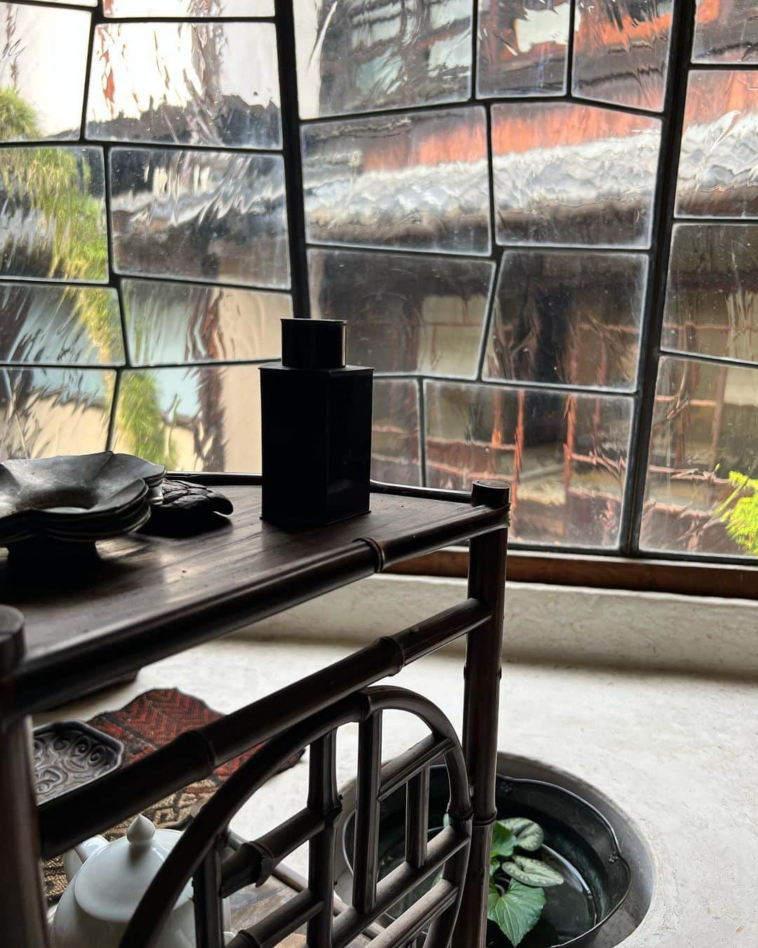 蘭乃はなさんのインスタグラム写真 - (蘭乃はなInstagram)「#京都   先日、またまた京都に行って来ました！ 小説家の保坂和志先生のトークライブを聞きに。 楽しかった！そして普段心の奥に感じてたことを話してもらえたような感覚があってスッキリしたー！  京都徳正寺で行われたのですが、そこには一風変わったお茶室が。 宙に浮く茶室で有名な、藤森照信先生の作品。  御住職がお茶室の中も案内してくださいました。意外と広い！！  美味しいすき焼きを頂き、 貴重な体験もできて、 楽しいトークも聞けて、 素敵な京都時間になりました。  最近、京都づいてます☺︎  #保坂和志  #徳正寺  私が保坂さんのトーク聞きに行ったはずなのに保坂さんが私の写真を撮ってくださってました(笑)感謝。  #そうだ京都へいこう」5月30日 18時20分 - rannohana_official