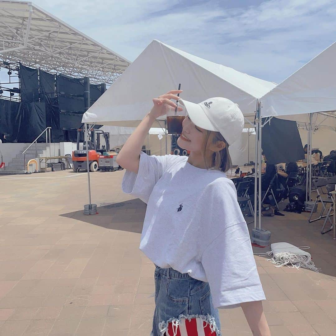 MIRIのインスタグラム：「・ ・ 暑くなってきたなぁと思ったら梅雨入りですね🫧🌀 ・ ・ こないだ今年初めて半袖着た~ ・ ・ U.S POLOのワンポイントT🚹 ・ Lサイズの袖のだぼっと感がお気に入り☺︎ ・ ・ @zozotown でお得にgetできるみたいなのでおそろっちにしましょ〜🫶 ・ ・  #wego #ウィゴー #wegotee #wego_ootd #ootd #sponsored #遊ぶ集まる動く #白t #夏服 #uspoloassn #viviennewestwood #ストリートファッション」