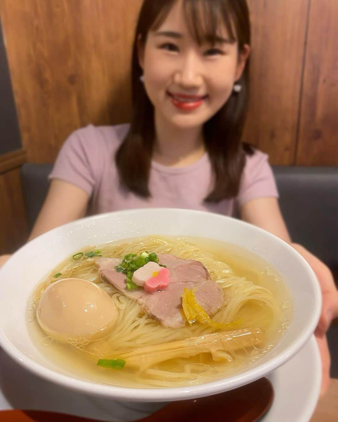 横山天音さんのインスタグラム写真 - (横山天音Instagram)「代々木で美味しいラーメン屋さんに出会ったよ🍜  味玉鯛塩らぁ麺！  とにかくスープがおいしかった！ 愛媛県の新鮮真鯛を贅沢に使ったおだし🤤✨  あっさりラーメンが好きな方には特におすすめ🫶 スープ全部飲んでも521キロカロリー！✨  髪ゴムが置いてあるおもてなしも、すごくよかったです🎀  代々木駅北口の目の前にあるから、 ぜひ行ってみてね🐟🍜✨  PR @ramen_toka #鯛塩ラーメン #灯花 #鯛塩そば灯花 #代々木駅ラーメン #代々木ラーメン #代々木グルメ」5月30日 18時14分 - amagon5546