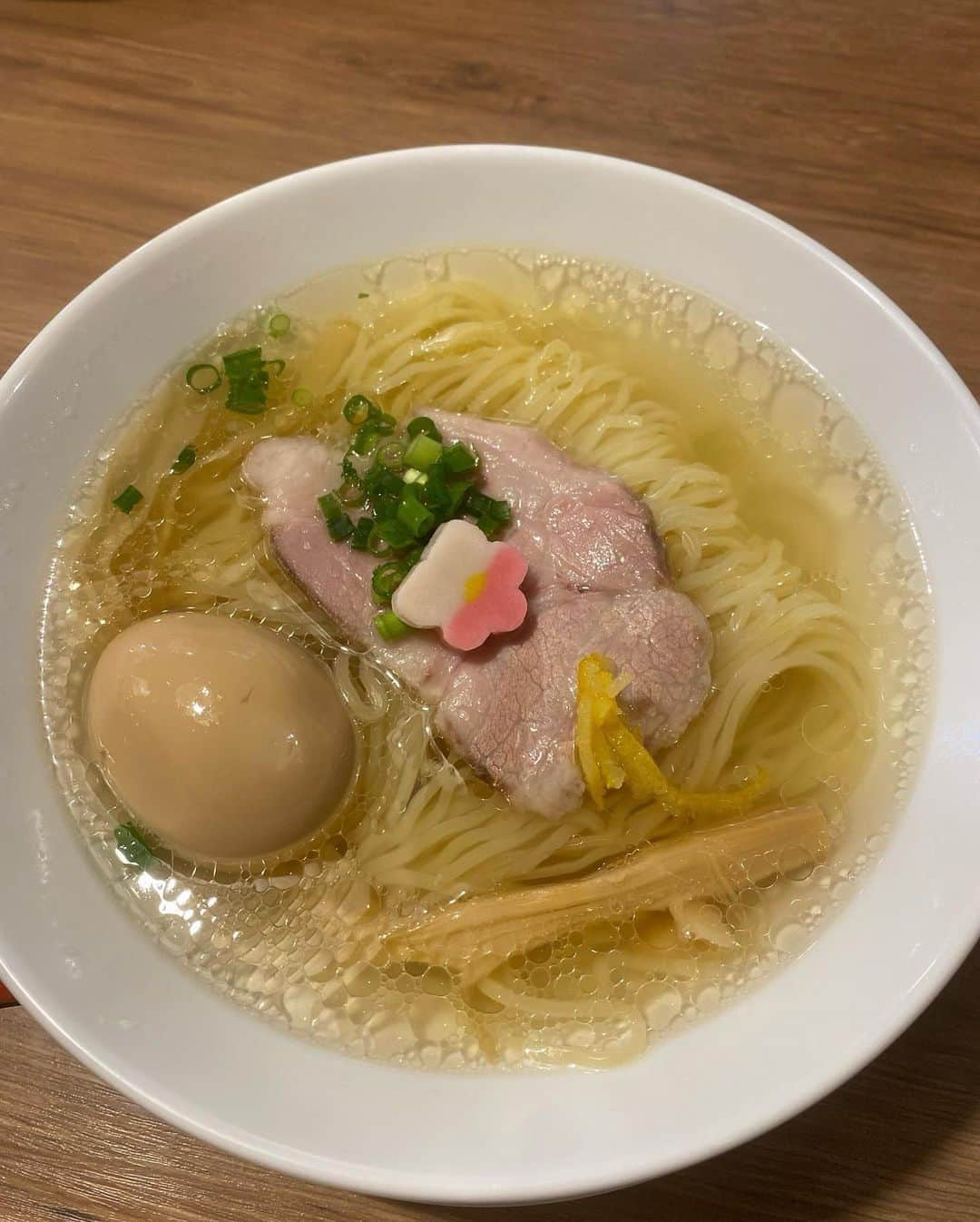 横山天音さんのインスタグラム写真 - (横山天音Instagram)「代々木で美味しいラーメン屋さんに出会ったよ🍜  味玉鯛塩らぁ麺！  とにかくスープがおいしかった！ 愛媛県の新鮮真鯛を贅沢に使ったおだし🤤✨  あっさりラーメンが好きな方には特におすすめ🫶 スープ全部飲んでも521キロカロリー！✨  髪ゴムが置いてあるおもてなしも、すごくよかったです🎀  代々木駅北口の目の前にあるから、 ぜひ行ってみてね🐟🍜✨  PR @ramen_toka #鯛塩ラーメン #灯花 #鯛塩そば灯花 #代々木駅ラーメン #代々木ラーメン #代々木グルメ」5月30日 18時14分 - amagon5546